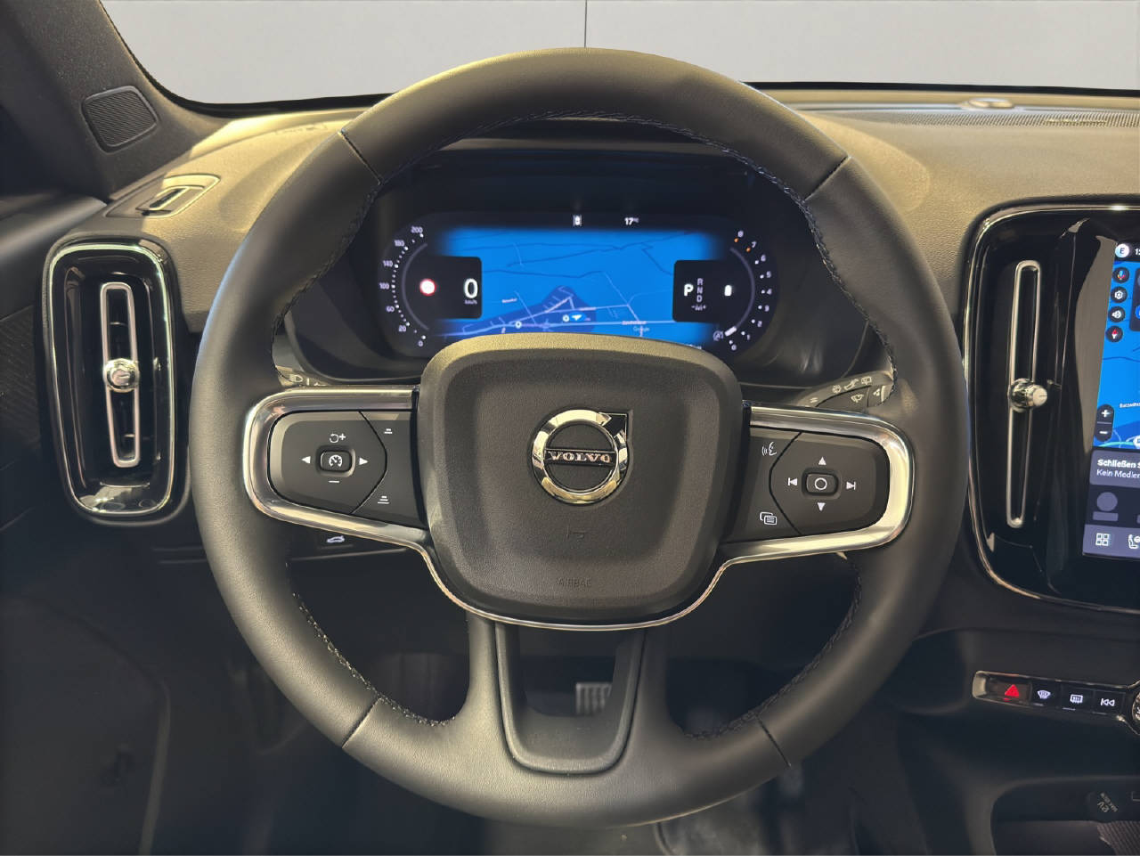 VOLVO XC40 2.0 B3 MH Plus Dark-image-8
