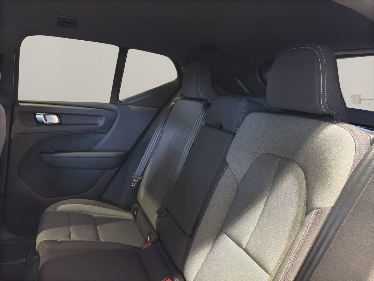 VOLVO XC40 2.0 B3 MH Plus Dark-image-5