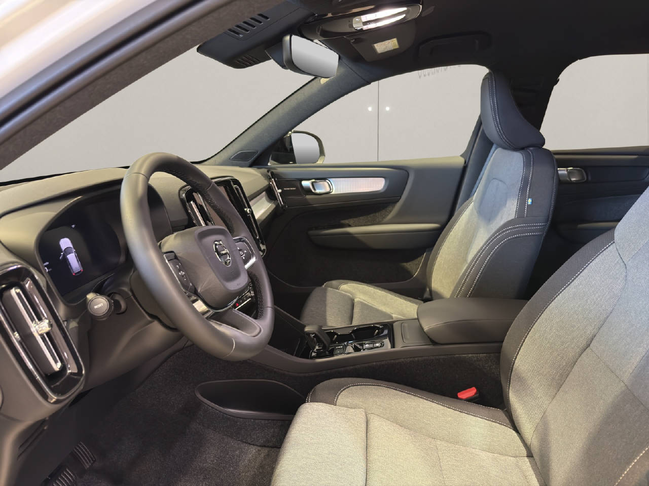 VOLVO XC40 2.0 B3 MH Plus Dark-image-4
