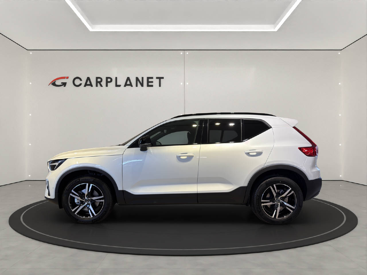 VOLVO XC40 2.0 B3 MH Plus Dark-image-1
