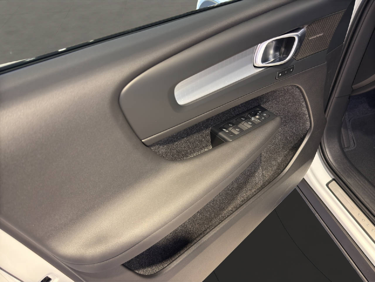 VOLVO XC40 2.0 B3 MH Plus Dark-image-10