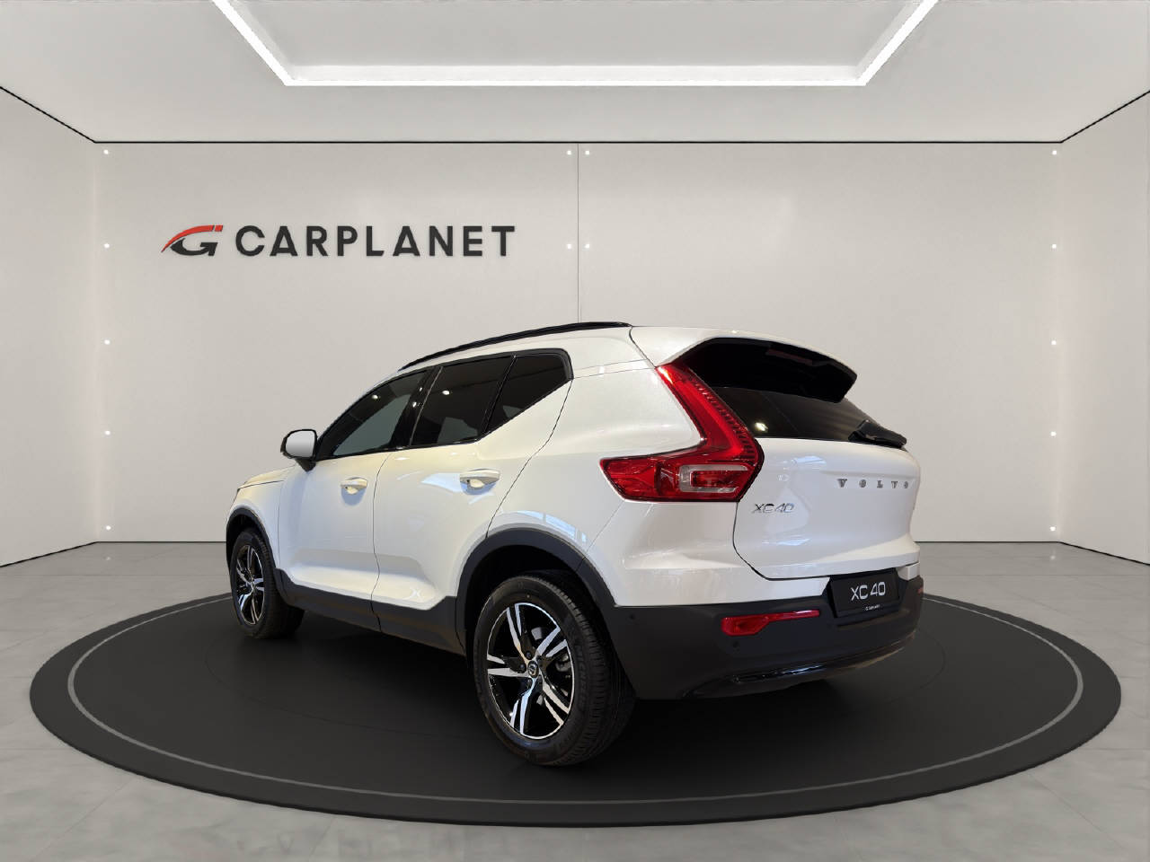VOLVO XC40 2.0 B3 MH Plus Dark-image-2