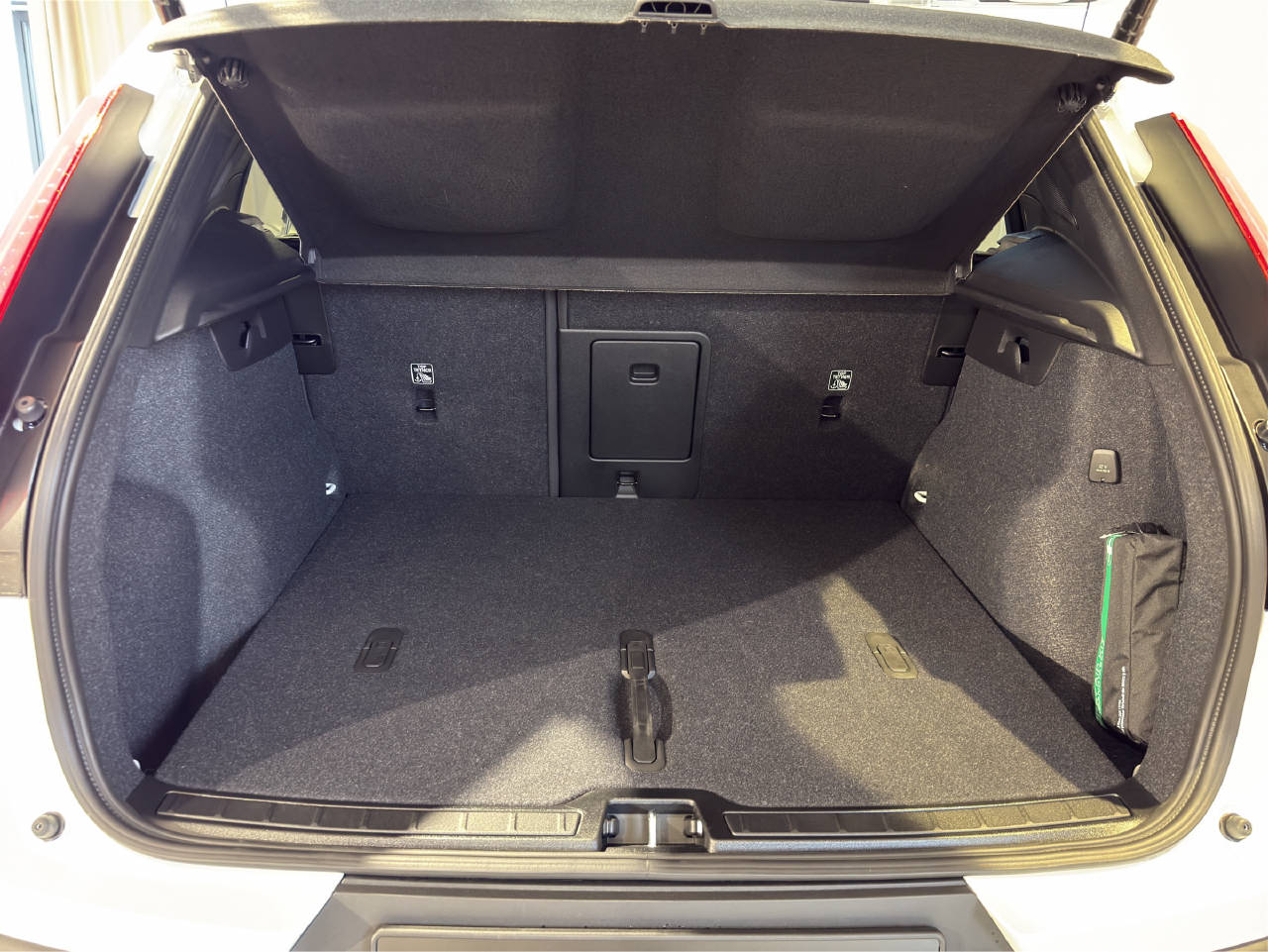 VOLVO XC40 2.0 B3 MH Plus Dark-image-6