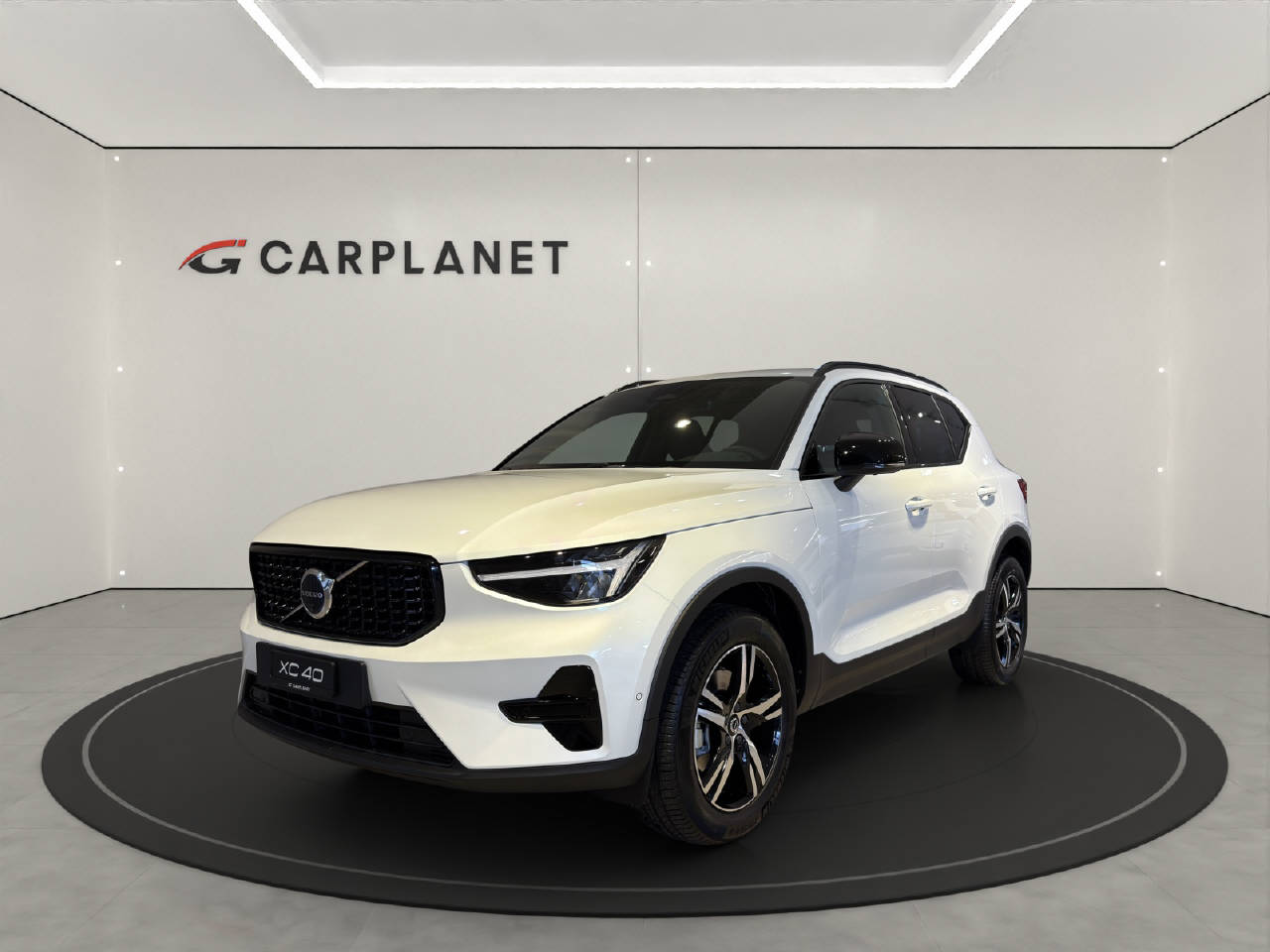 VOLVO XC40 2.0 B3 MH Plus Dark-image-0
