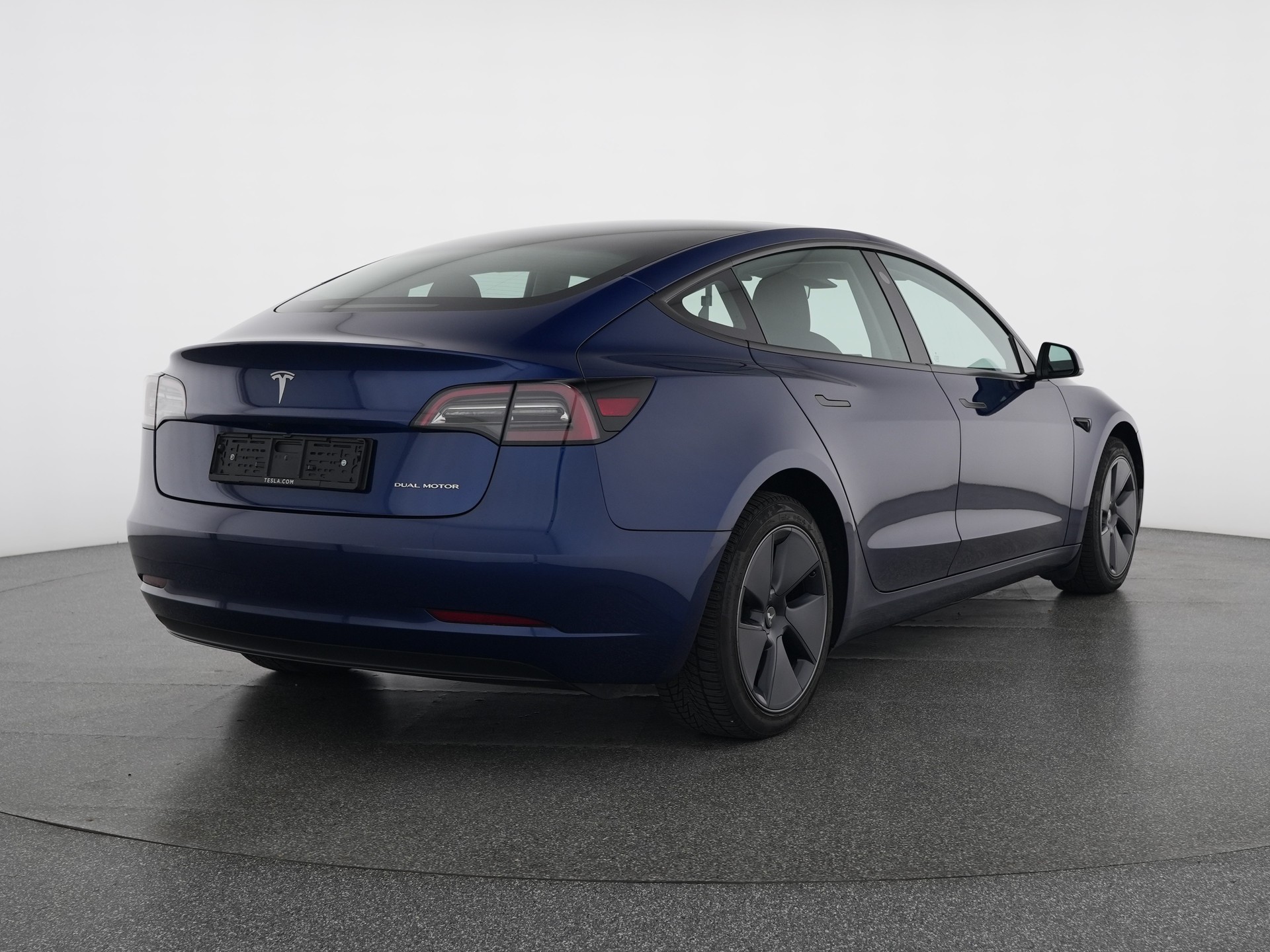 TESLA Model 3 Long Range Dual Motor AWD-showroom-element-1