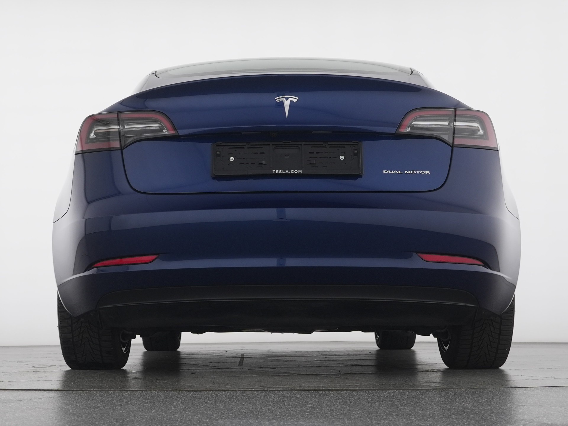TESLA Model 3 Long Range Dual Motor AWD-showroom-element-2