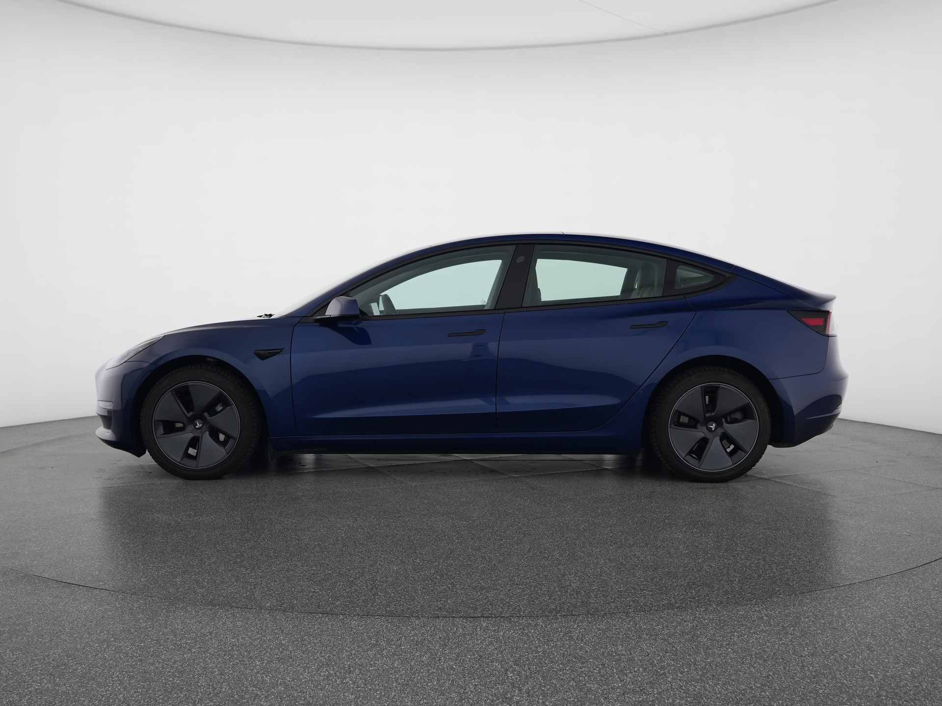 TESLA Model 3 Long Range Dual Motor AWD-showroom-element-3