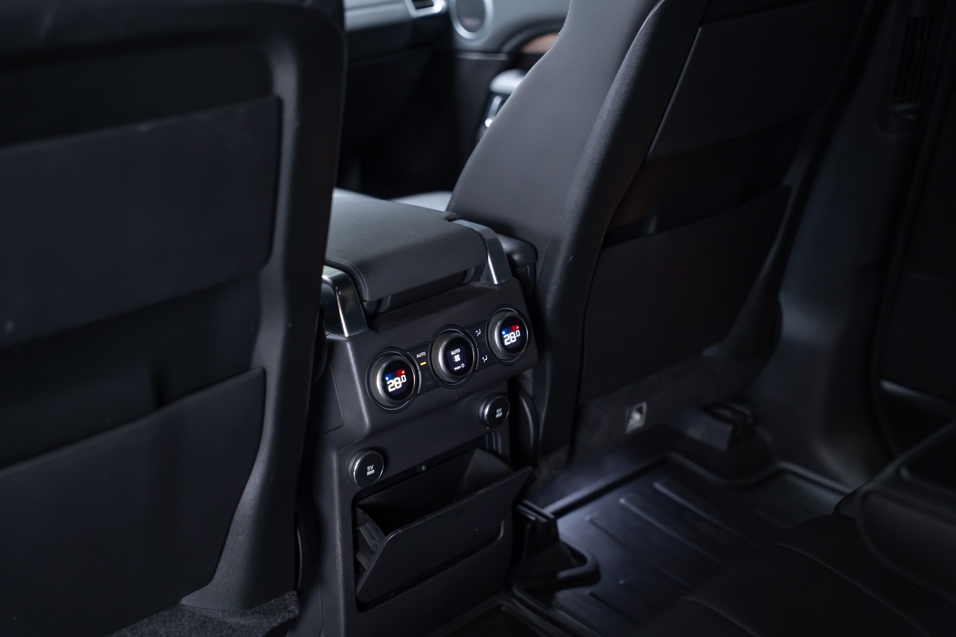 LAND ROVER Discovery 3.0 Si6 HSE / Panorama-Glasdach / Rückfahrkamera / Anhängerkupplung 3.5T-image-17