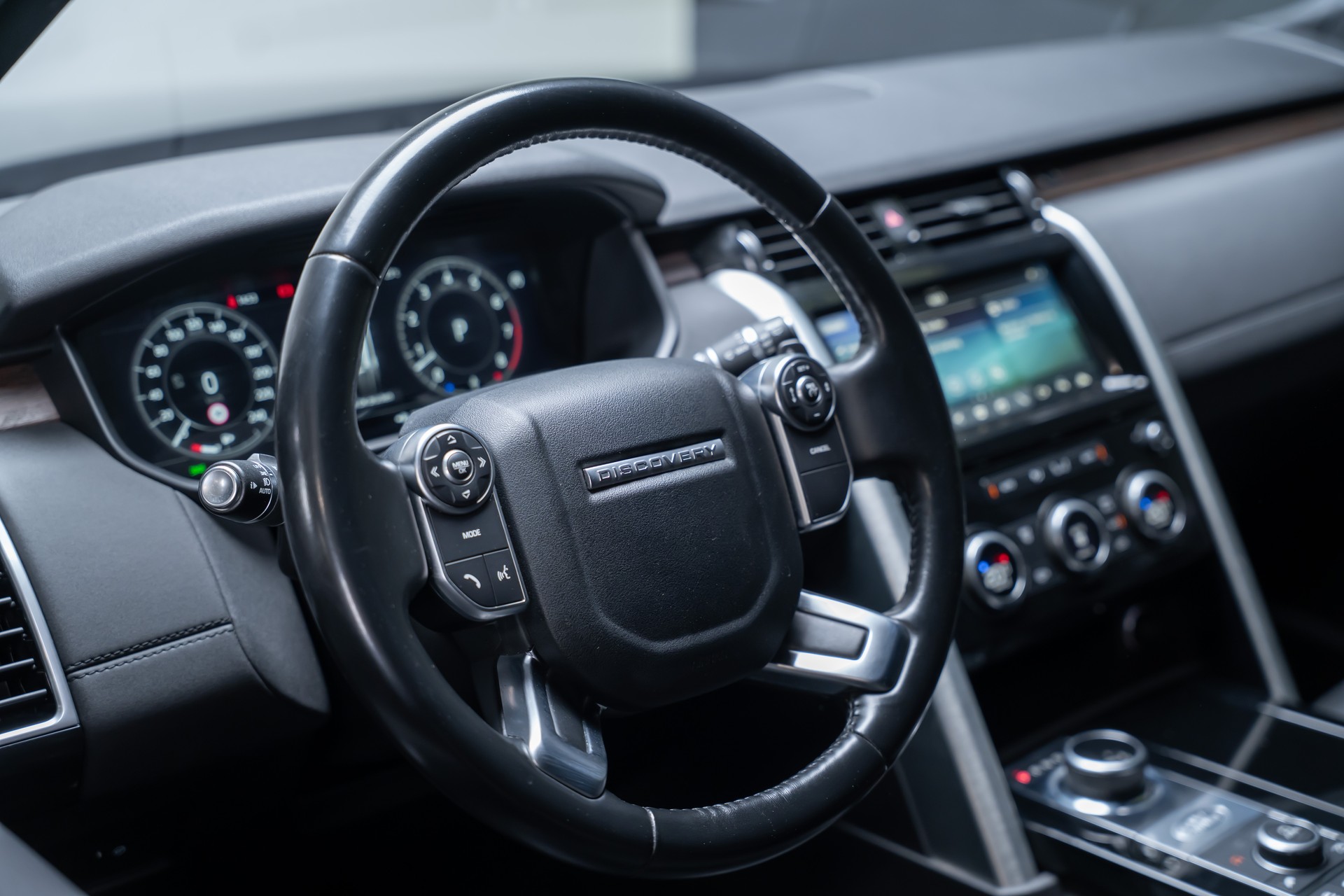 LAND ROVER Discovery 3.0 Si6 HSE / Panorama-Glasdach / Rückfahrkamera / Anhängerkupplung 3.5T-image-12