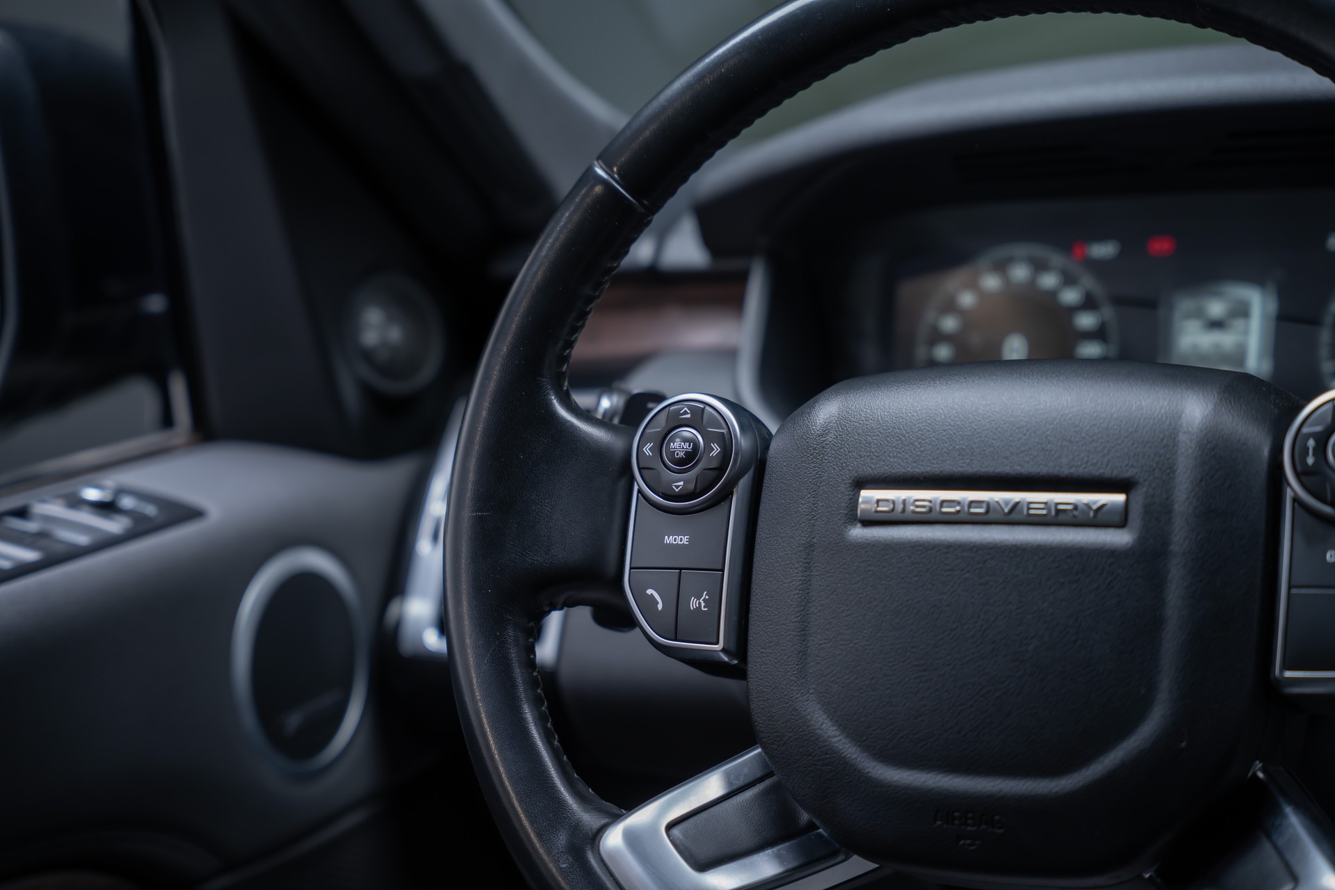 LAND ROVER Discovery 3.0 Si6 HSE / Panorama-Glasdach / Rückfahrkamera / Anhängerkupplung 3.5T-image-25