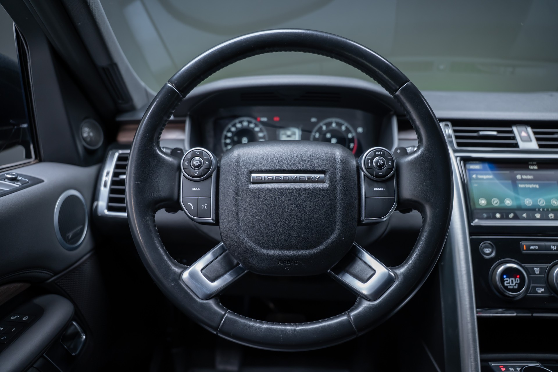 LAND ROVER Discovery 3.0 Si6 HSE / Panorama-Glasdach / Rückfahrkamera / Anhängerkupplung 3.5T-image-23