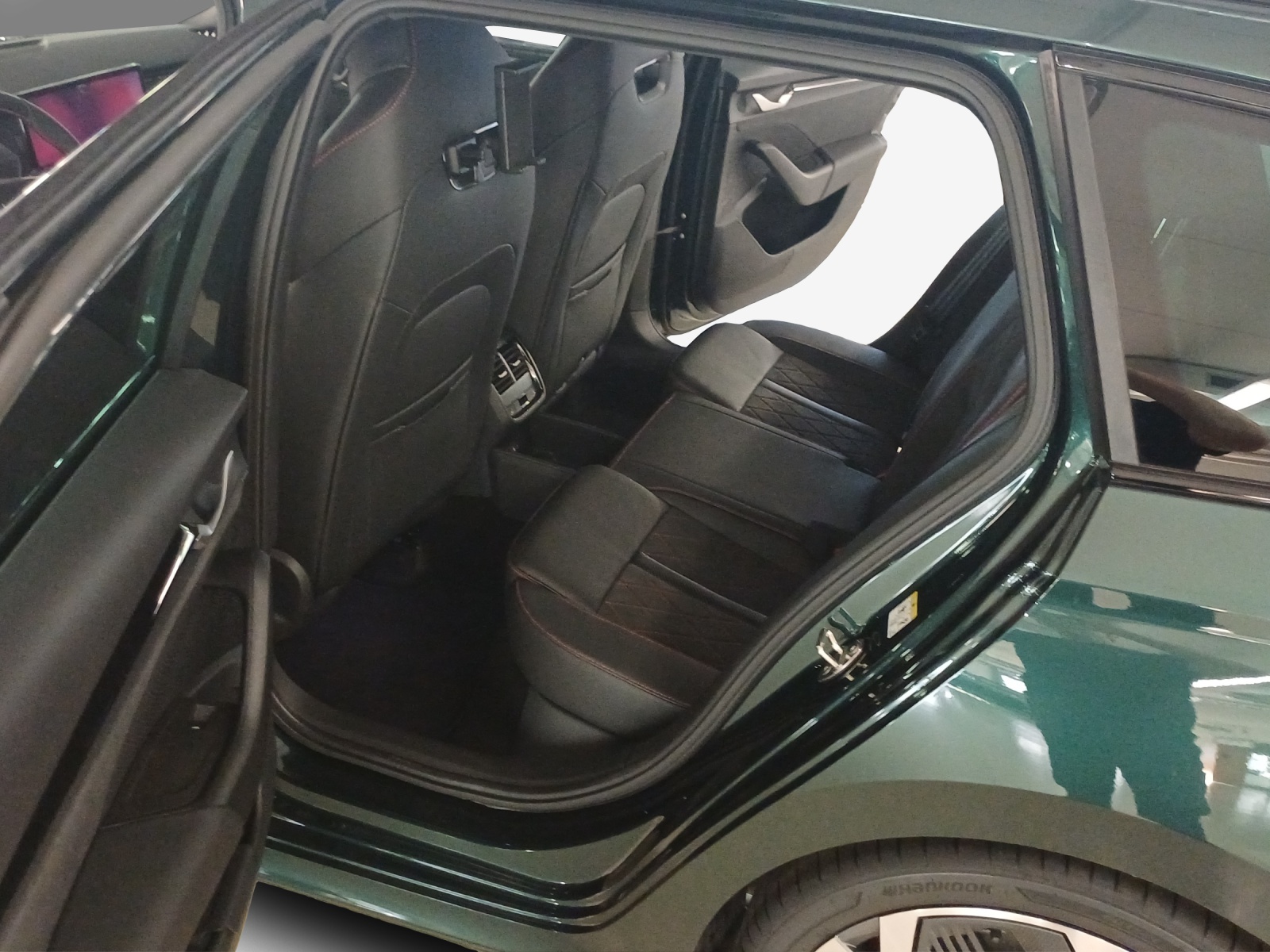 SKODA Octavia Combi 2.0 TSI DSG RS 30 Years Edition-image-11
