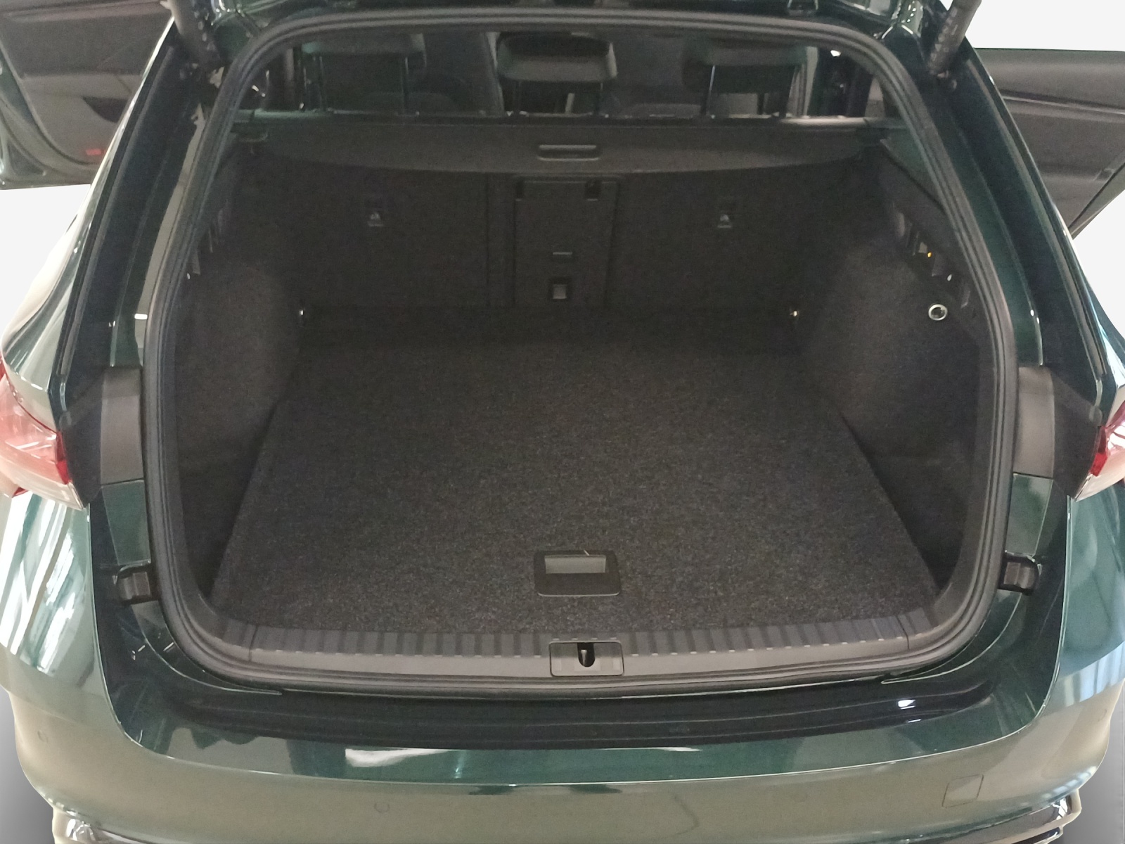 SKODA Octavia Combi 2.0 TSI DSG RS 30 Years Edition-image-12