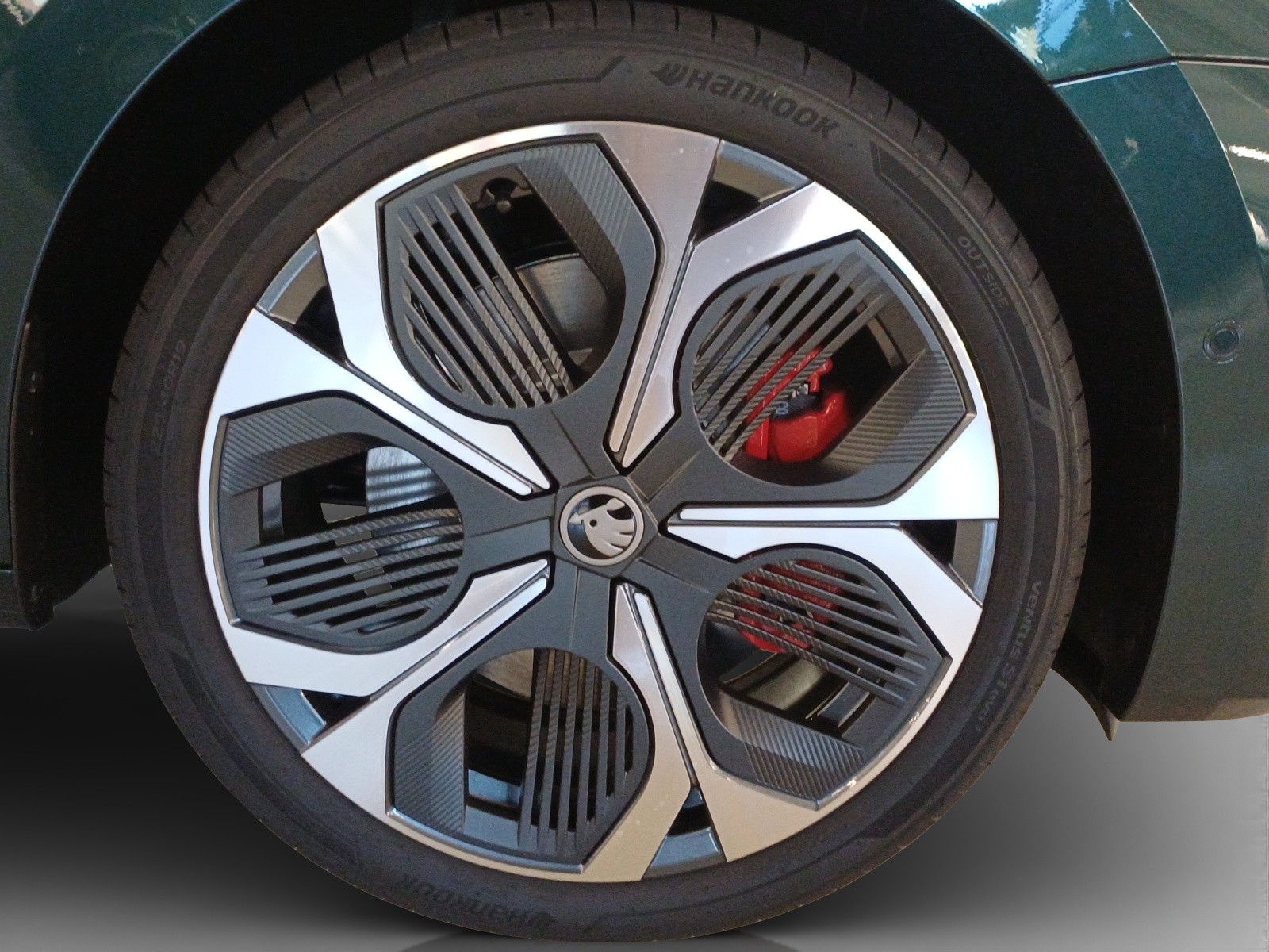 SKODA Octavia Combi 2.0 TSI DSG RS 30 Years Edition-image-14