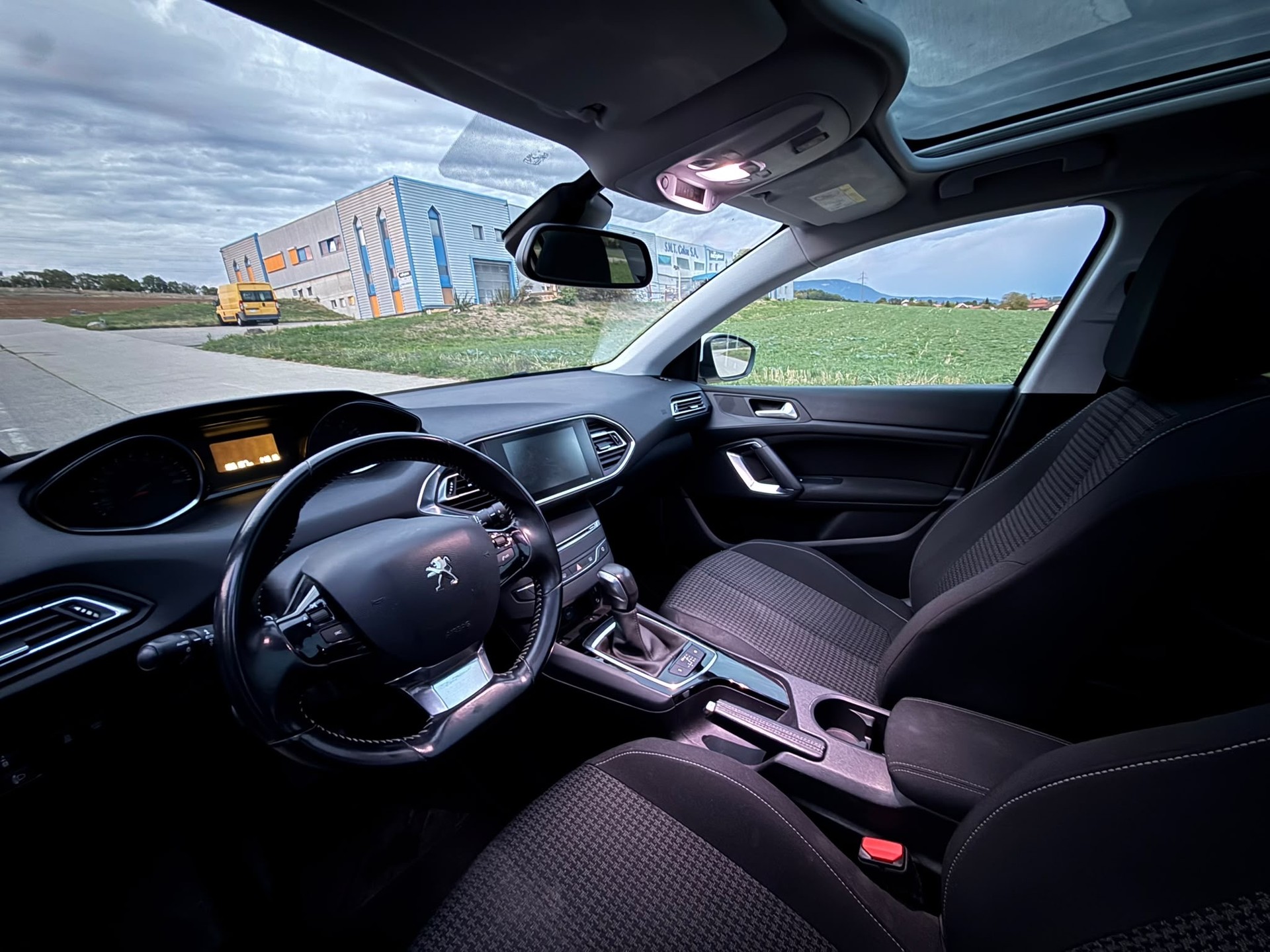PEUGEOT 308 1.2 THP Allure Automatic-image-9