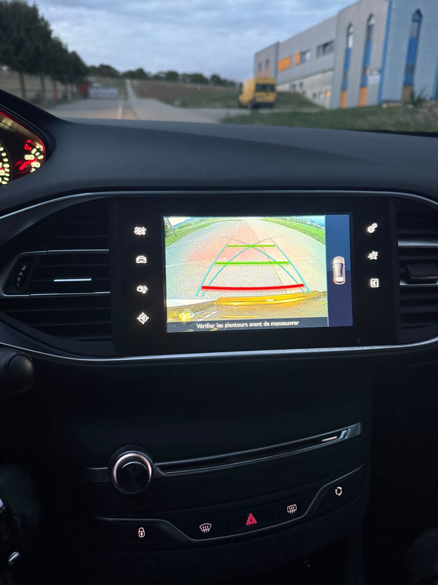 PEUGEOT 308 1.2 THP Allure Automatic-image-12