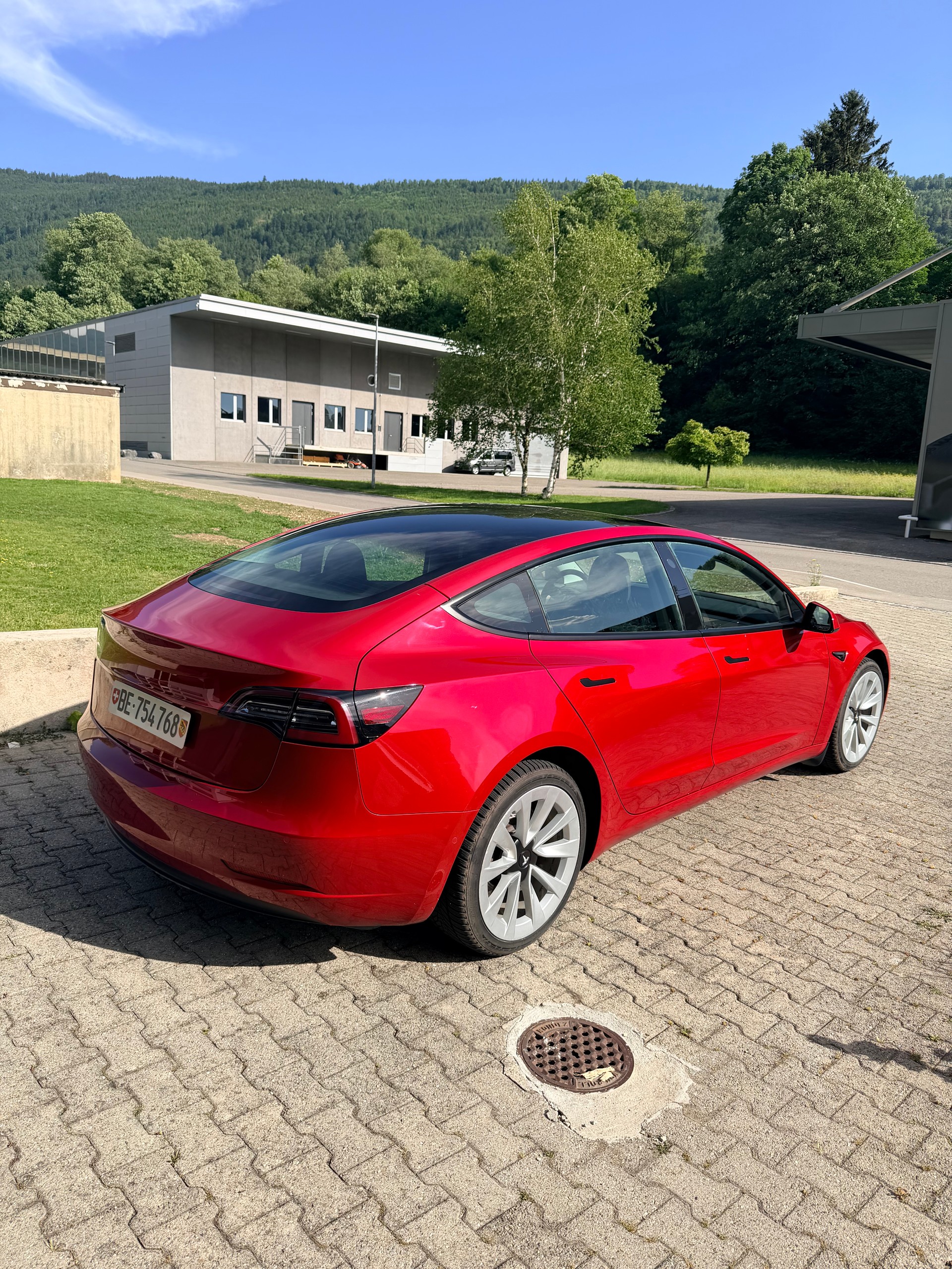 TESLA MODEL 3-image-2