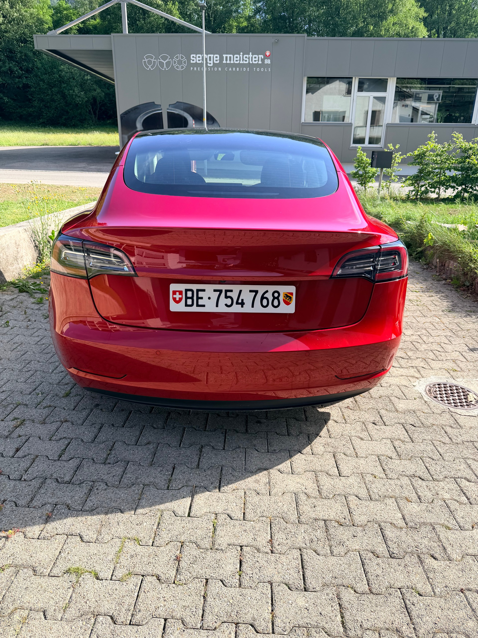 TESLA MODEL 3-image-1