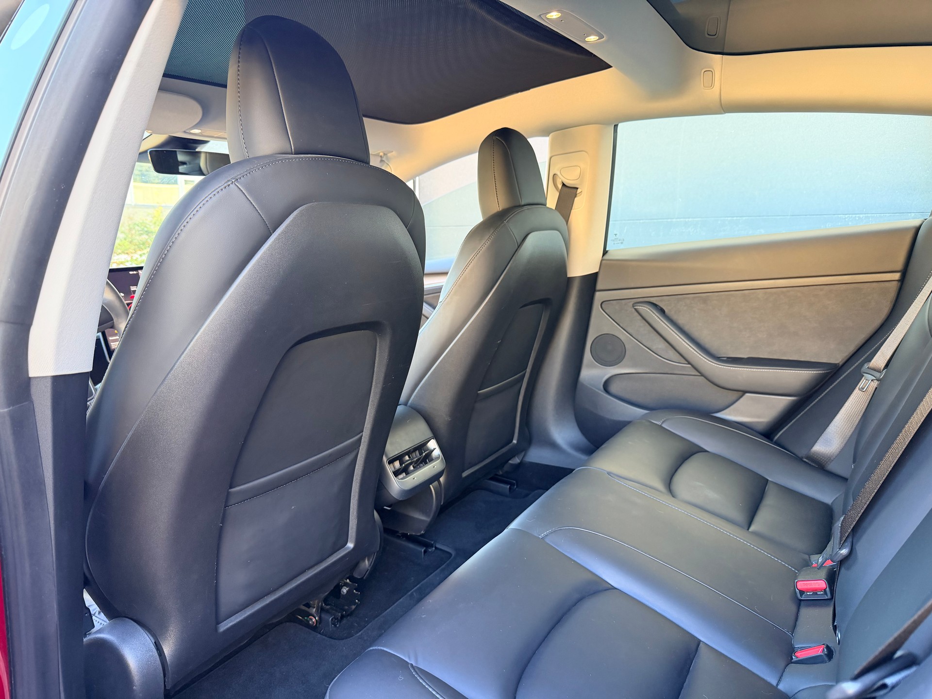 TESLA MODEL 3-image-4