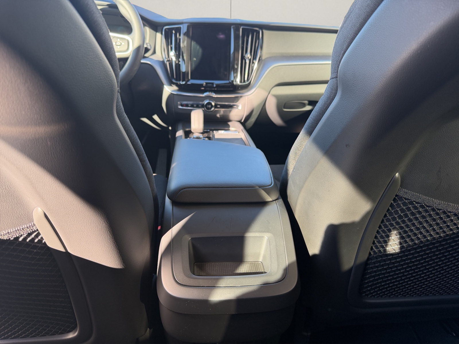 VOLVO XC60 2.0 B5 MH Momentum AWD-image-16
