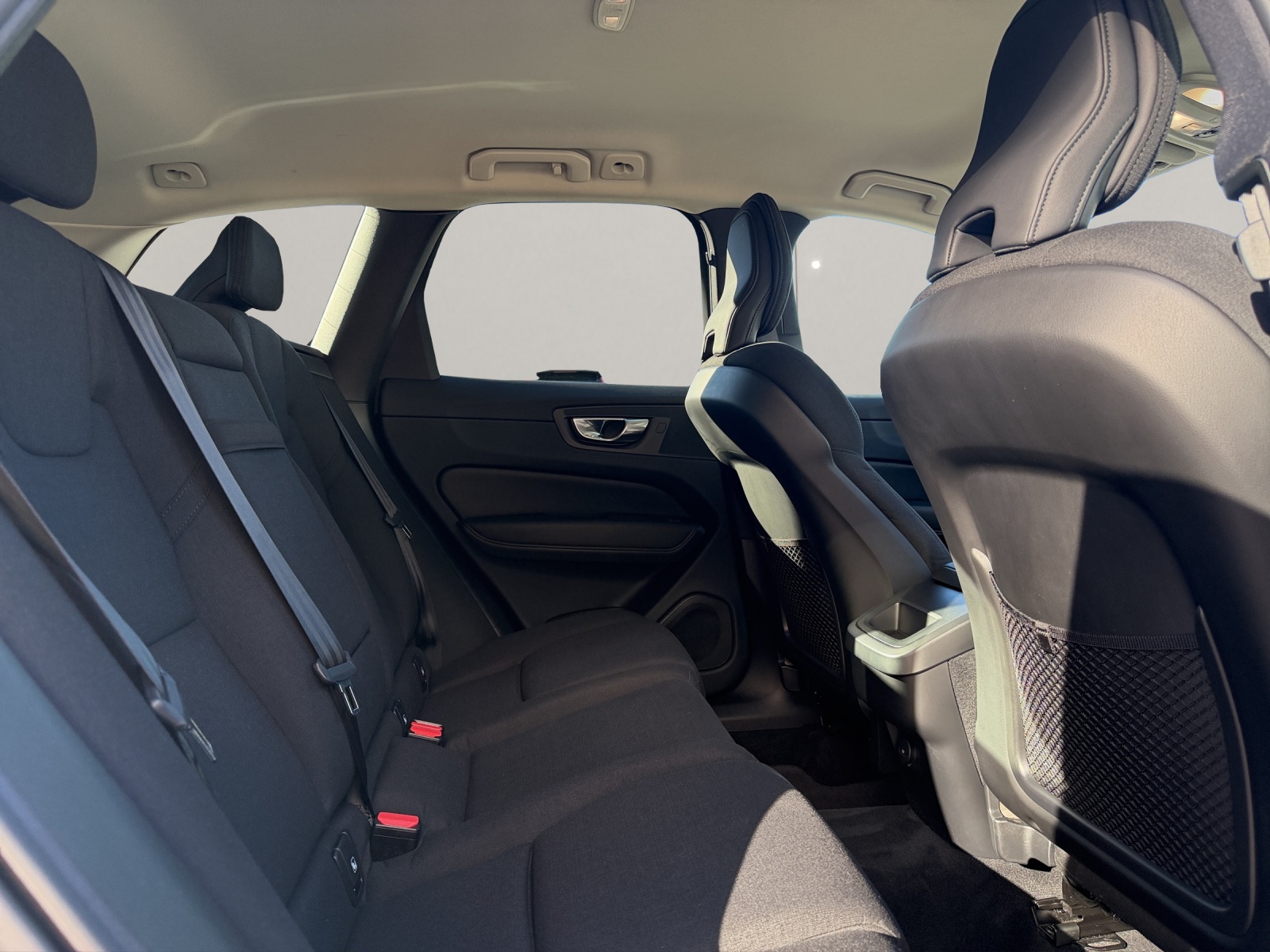 VOLVO XC60 2.0 B5 MH Momentum AWD-image-15