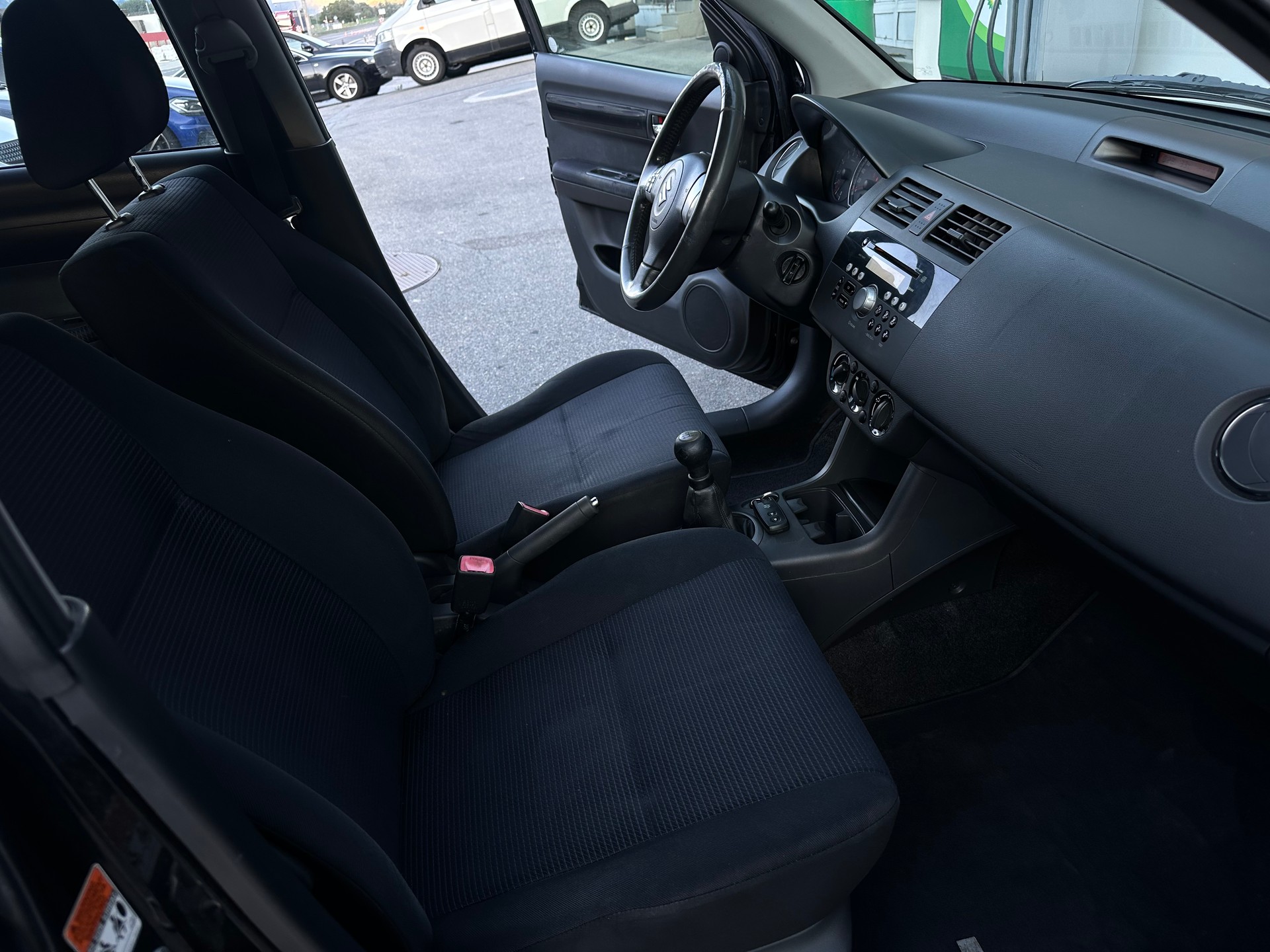 SUZUKI Swift 1.3i 16V GL Top 4x4-image-9