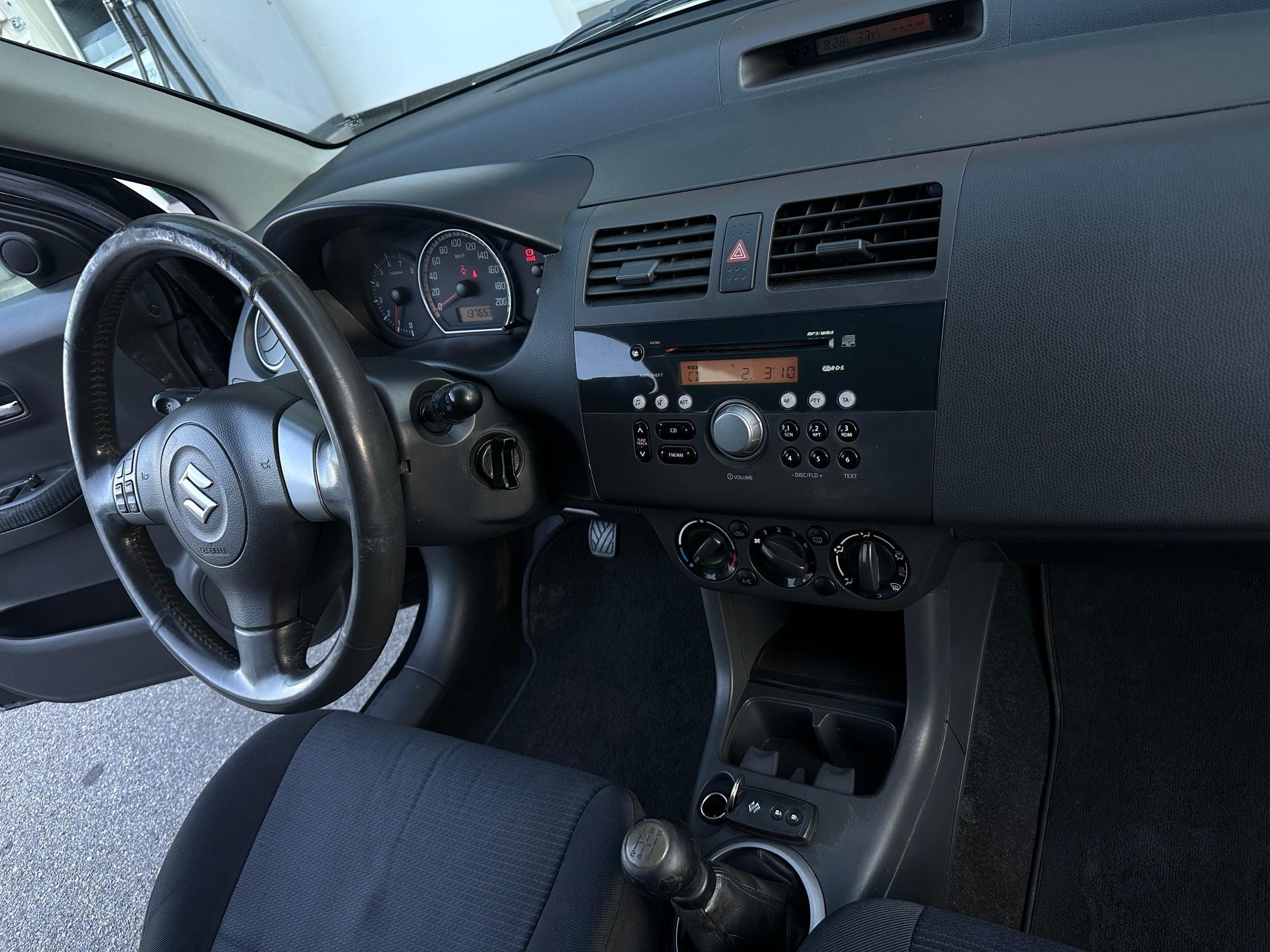 SUZUKI Swift 1.3i 16V GL Top 4x4-image-10