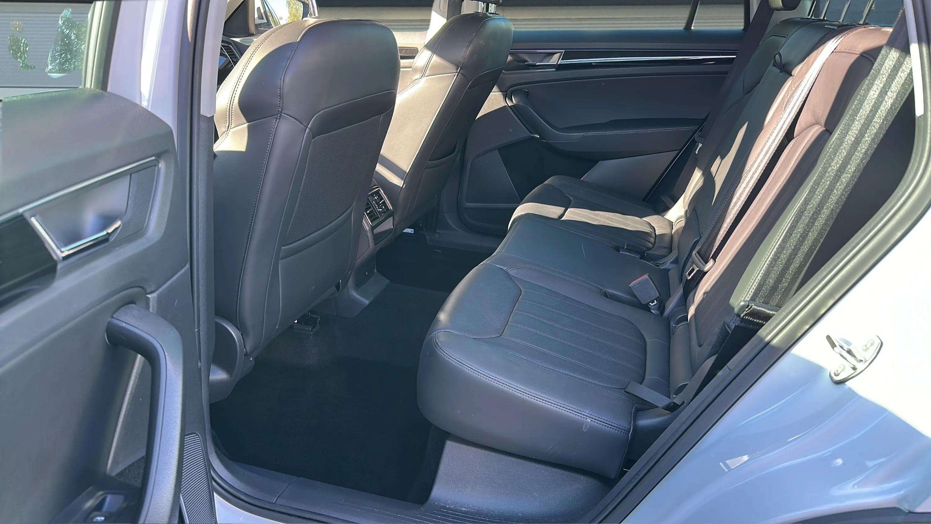 SKODA Kodiaq 2.0 TSI 4x4 L&K mit AHK & Standheizung + Panoramadach-image-11