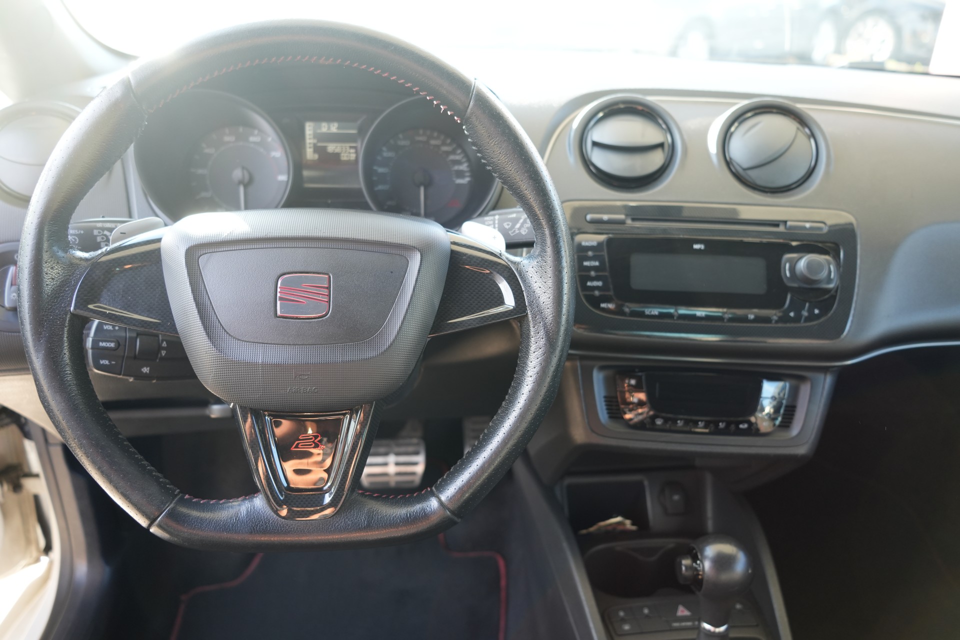 SEAT Ibiza SC 1.4 TSI Cupra DSG-image-8