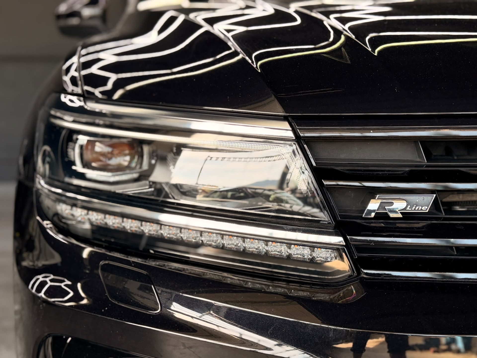 VW Tiguan 2.0 TDI R-Line 4Motion DSG-image-5