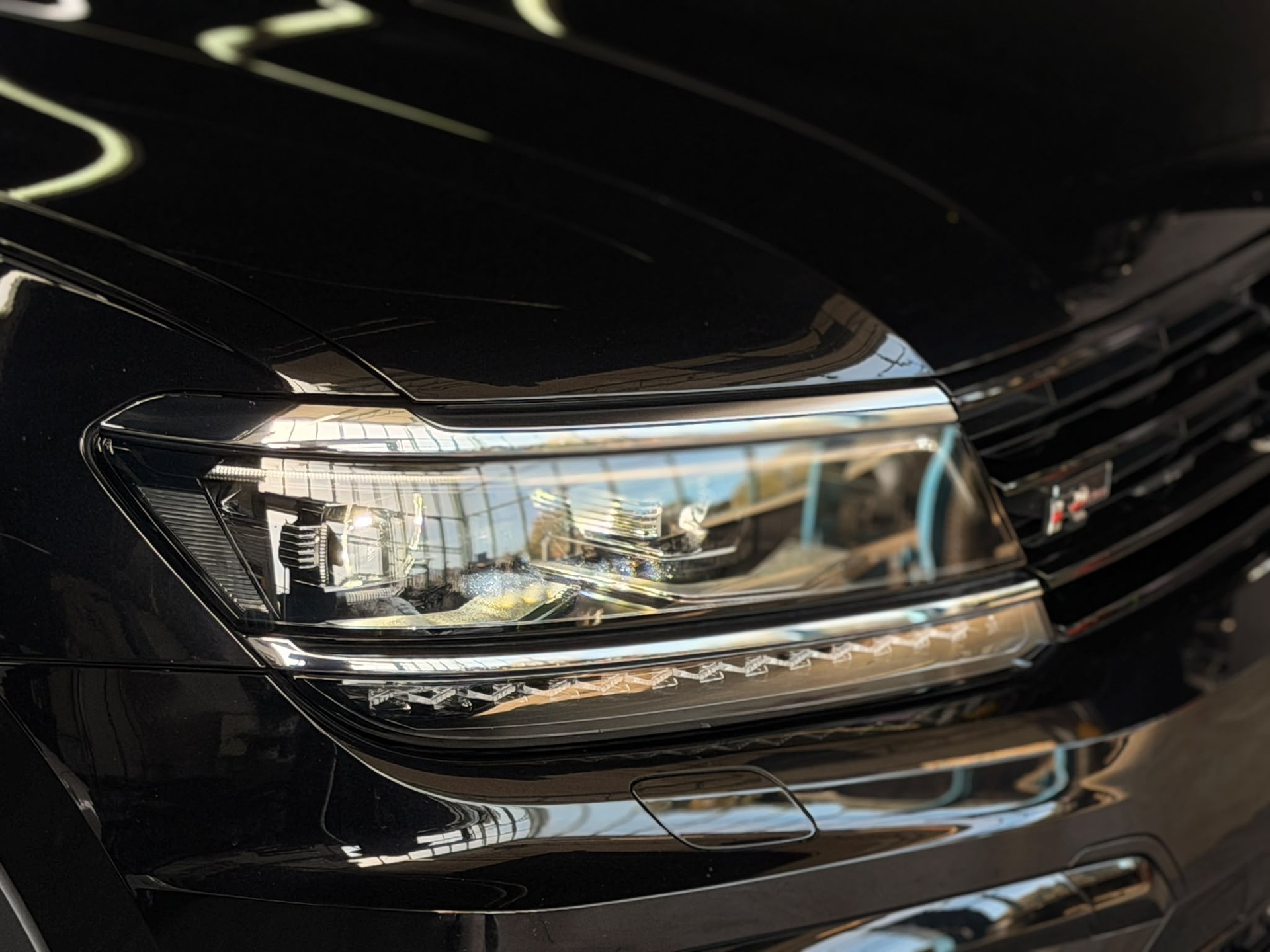 VW Tiguan 2.0 TDI R-Line 4Motion DSG-image-1