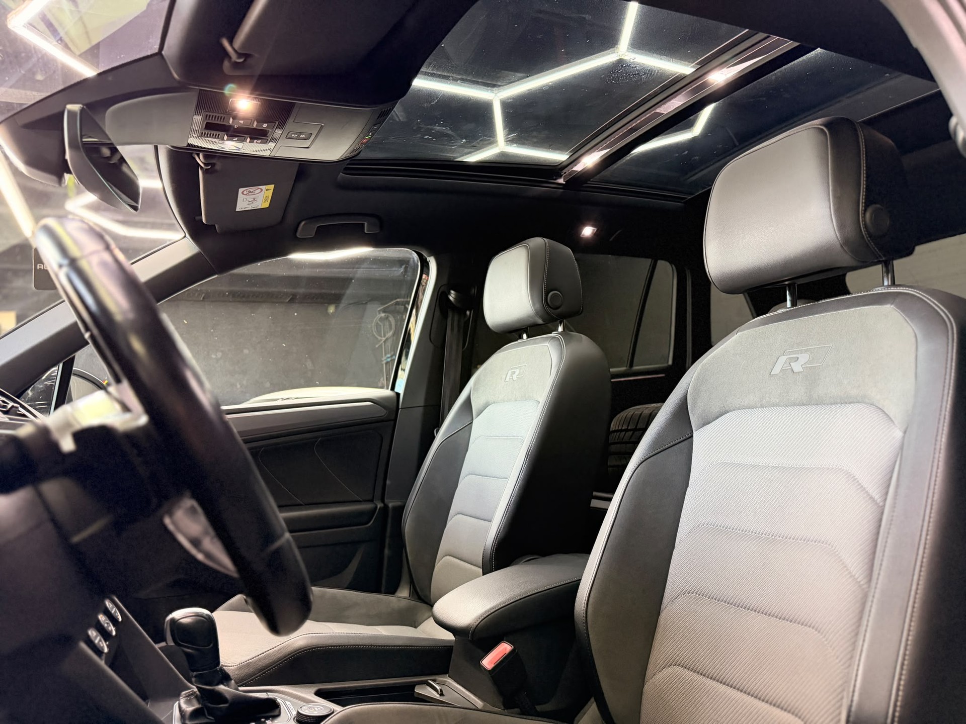 VW Tiguan 2.0 TDI R-Line 4Motion DSG-image-16