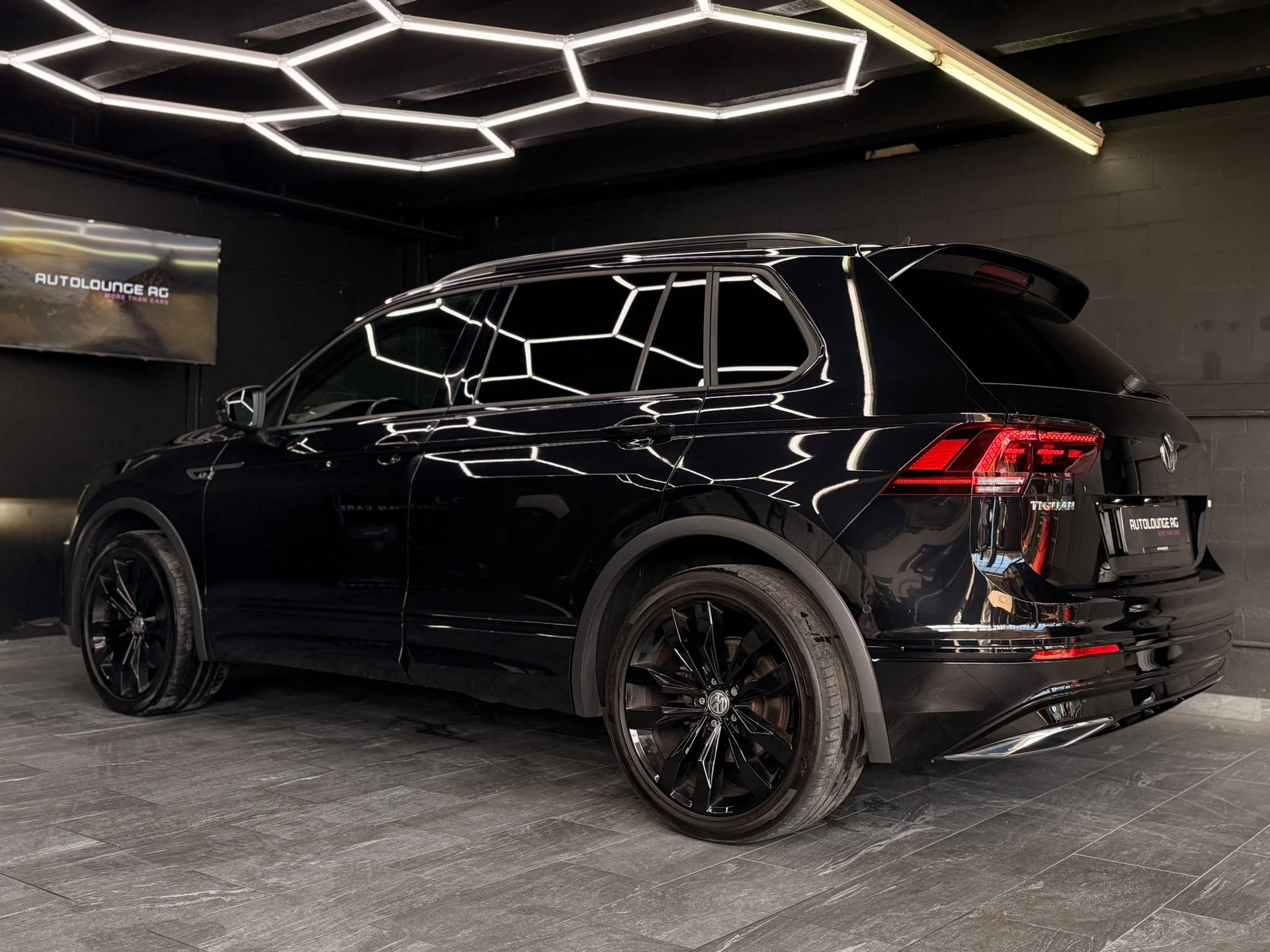 VW Tiguan 2.0 TDI R-Line 4Motion DSG-image-4