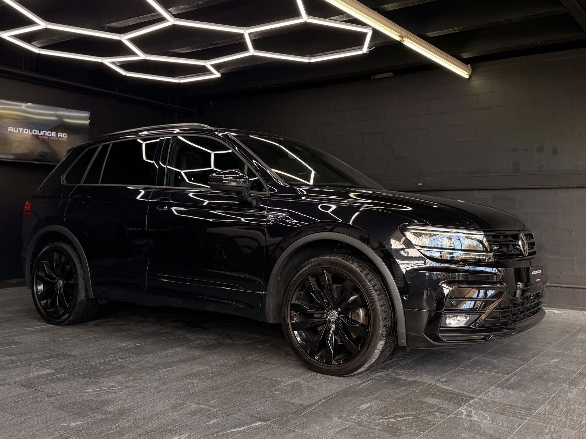 VW Tiguan 2.0 TDI R-Line 4Motion DSG-image-2