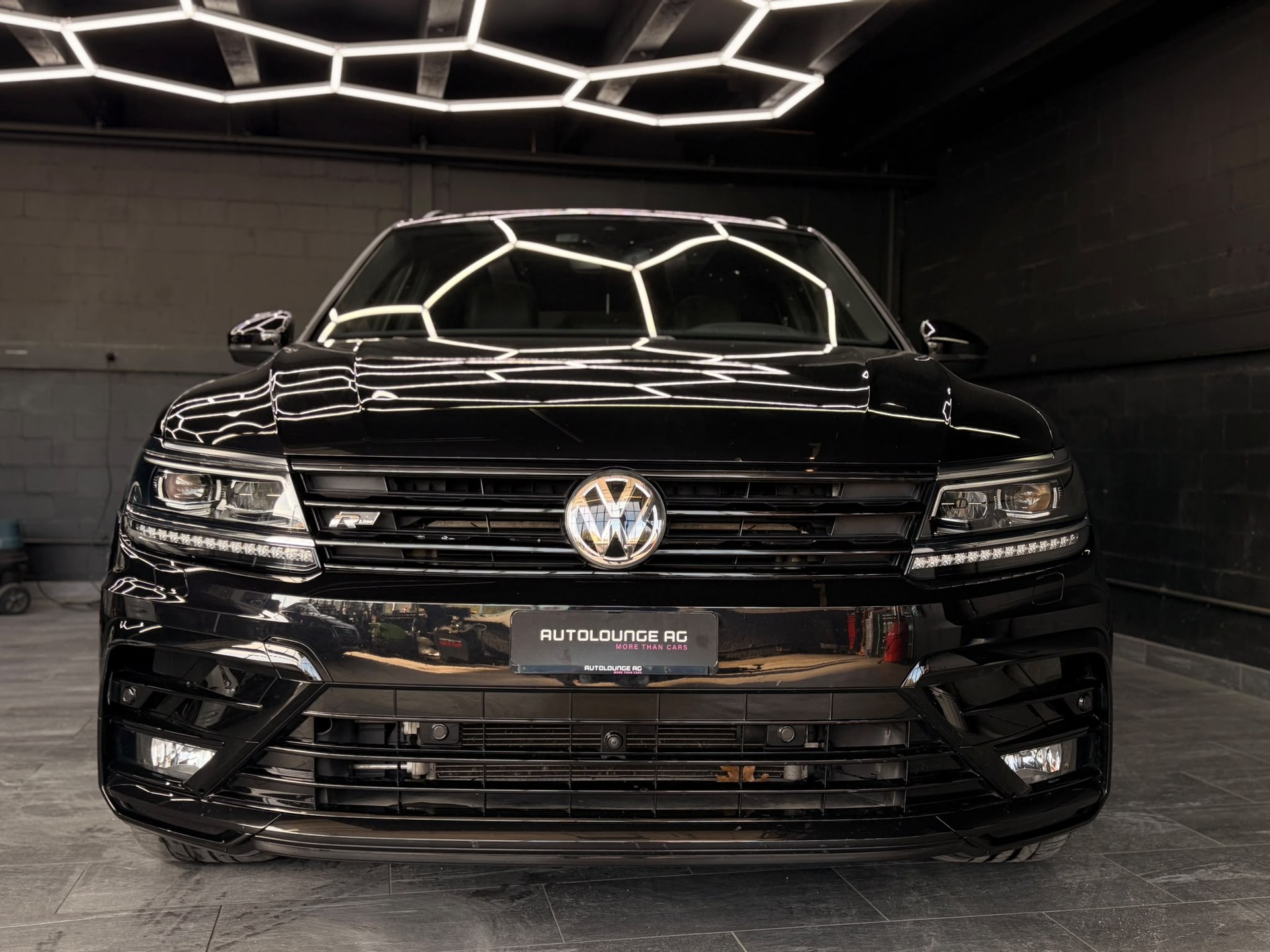 VW Tiguan 2.0 TDI R-Line 4Motion DSG-image-3