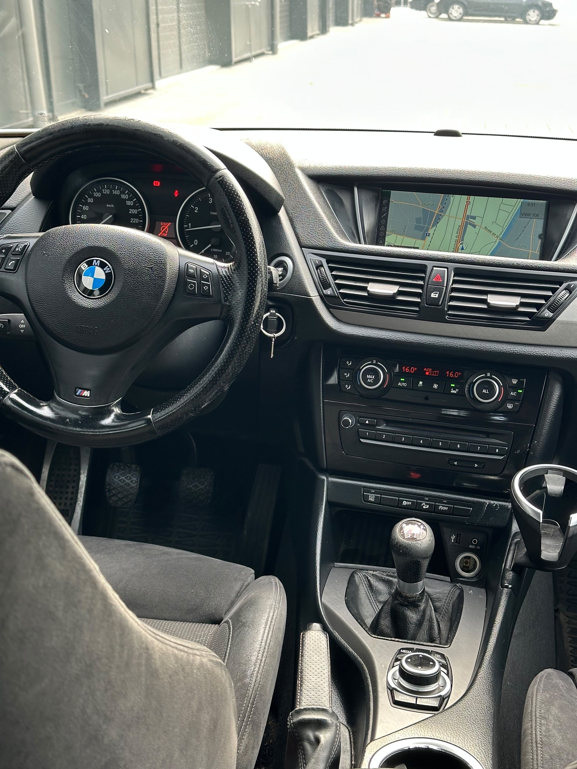 BMW X1 xDrive 20i Sport Line-image-4