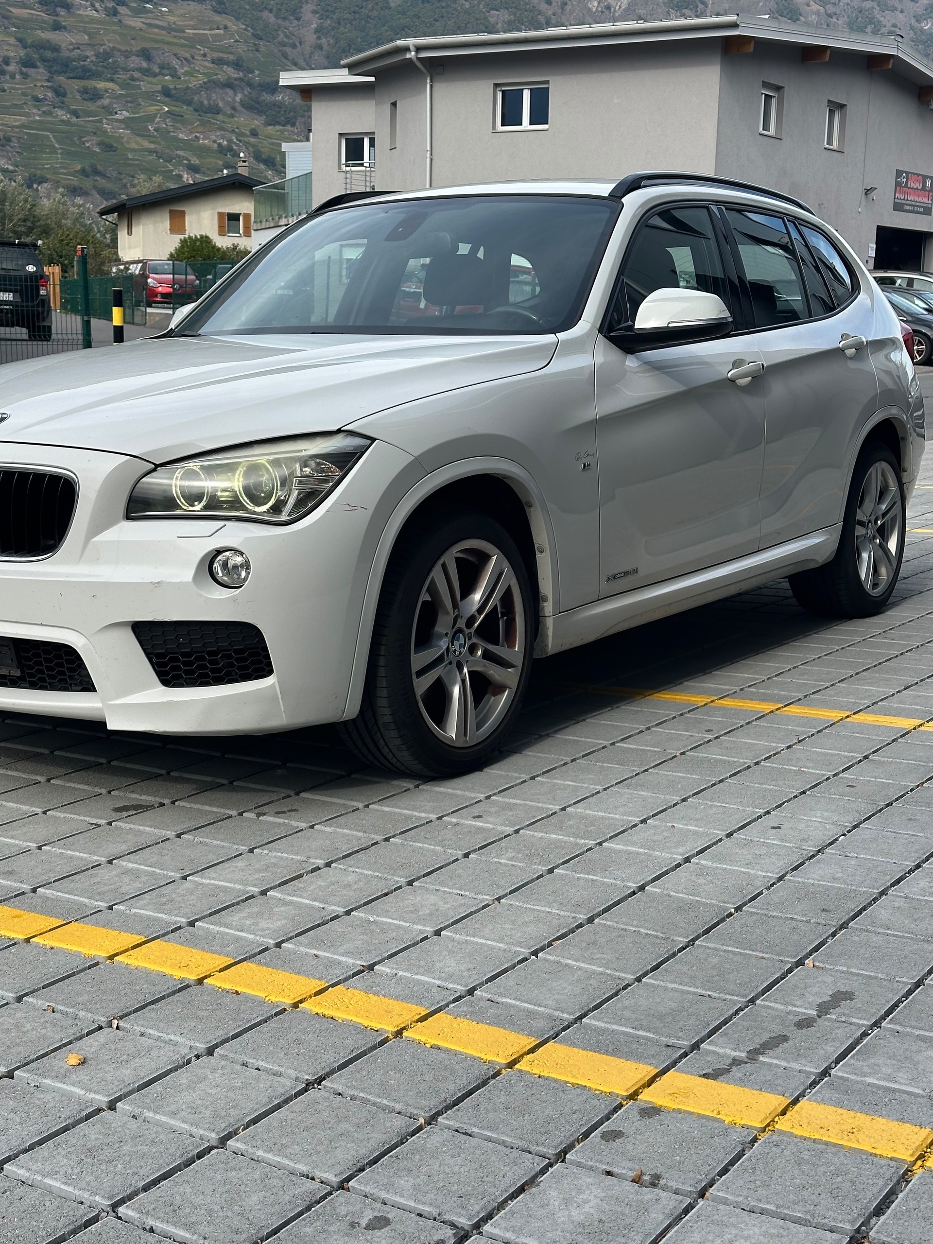 BMW X1 xDrive 20i Sport Line-image-1