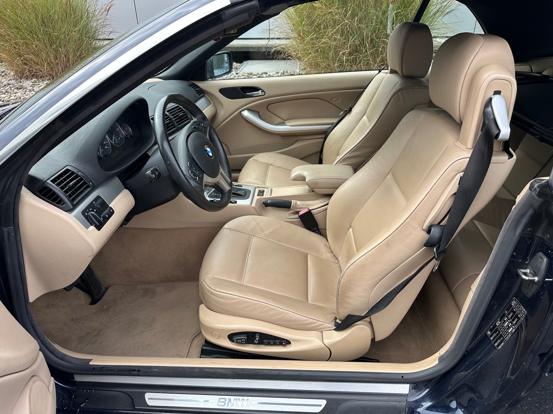 BMW 330Ci Cabriolet-image-8