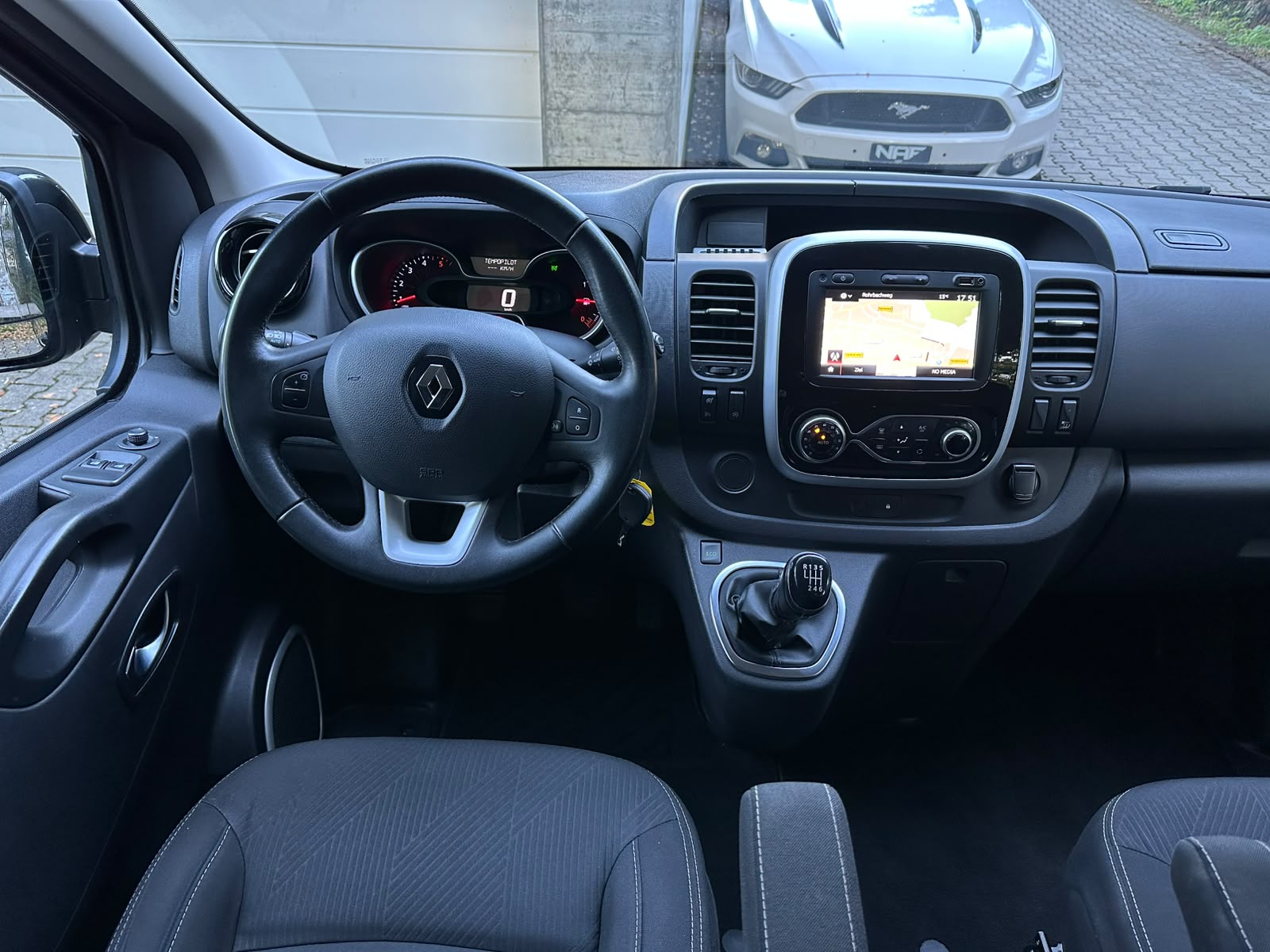 RENAULT Trafic Blue dCi 145 Spaceclass Pack Escapade-image-20