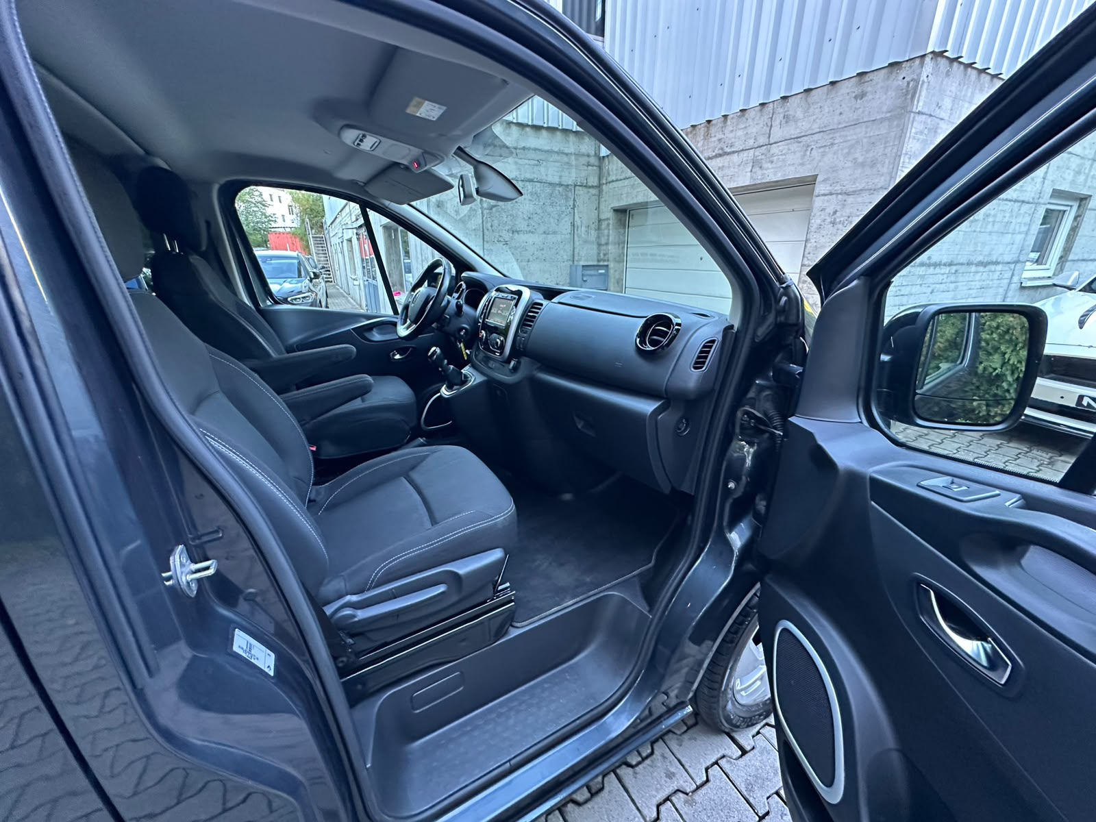 RENAULT Trafic Blue dCi 145 Spaceclass Pack Escapade-image-16
