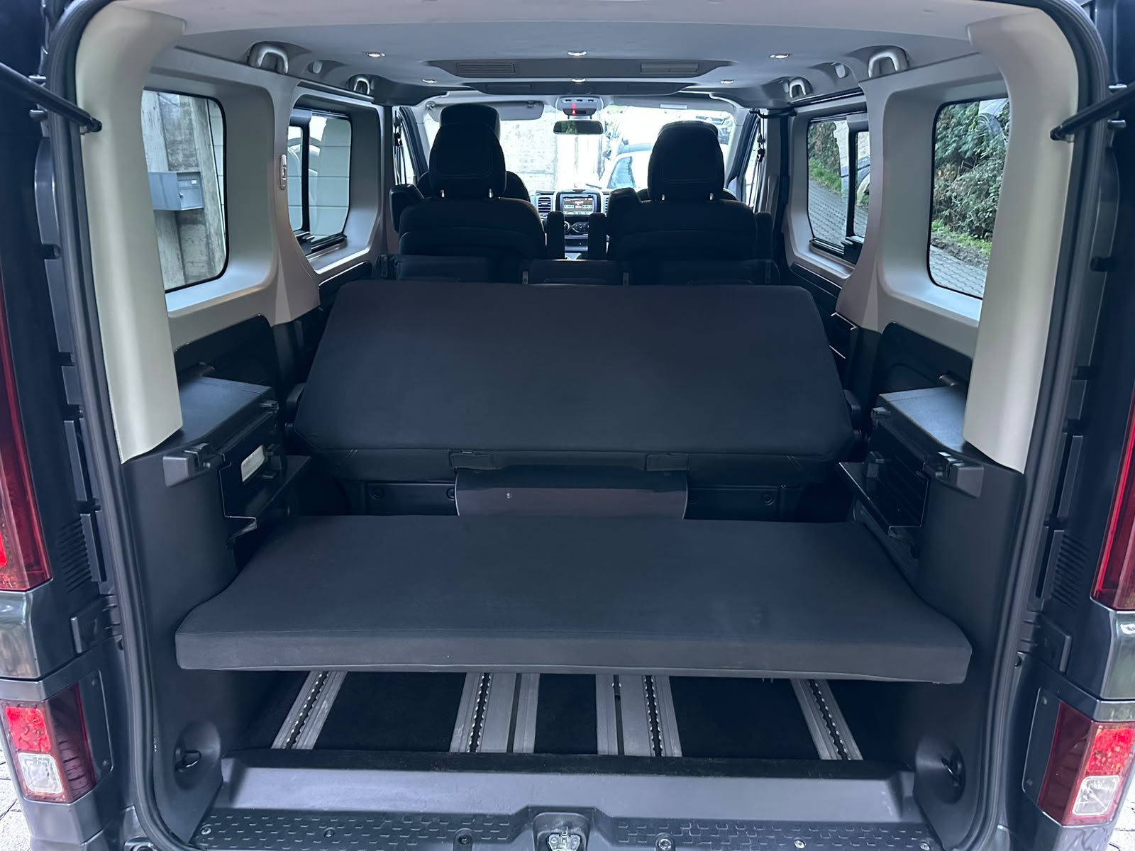 RENAULT Trafic Blue dCi 145 Spaceclass Pack Escapade-image-13