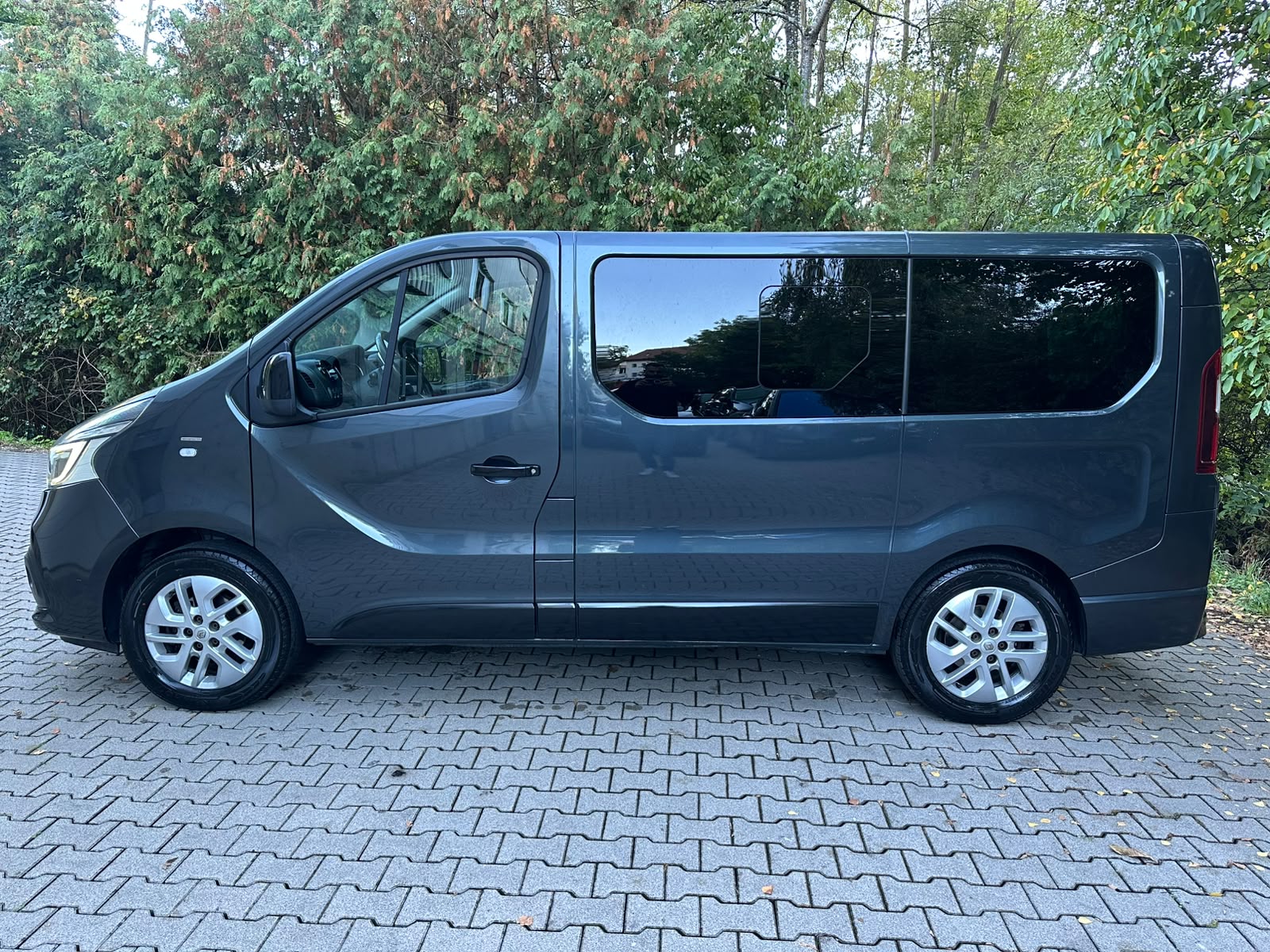 RENAULT Trafic Blue dCi 145 Spaceclass Pack Escapade-image-1