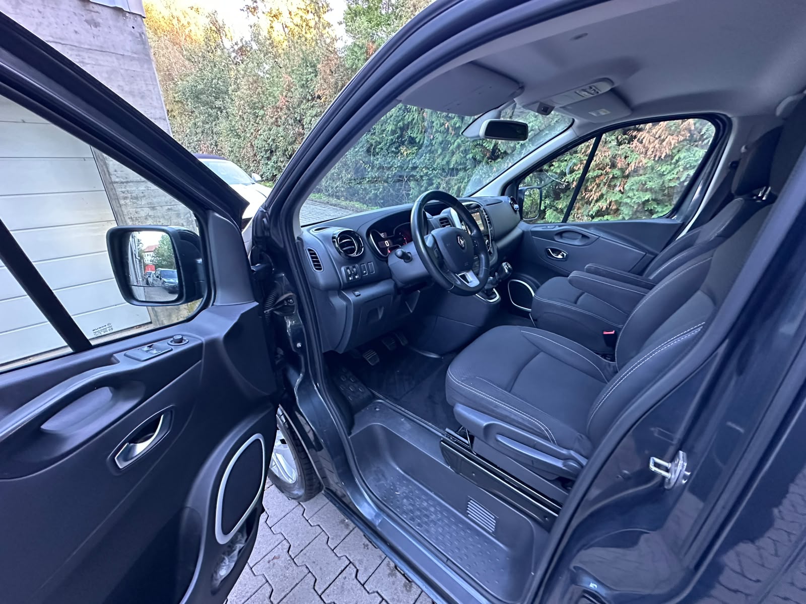 RENAULT Trafic Blue dCi 145 Spaceclass Pack Escapade-image-10