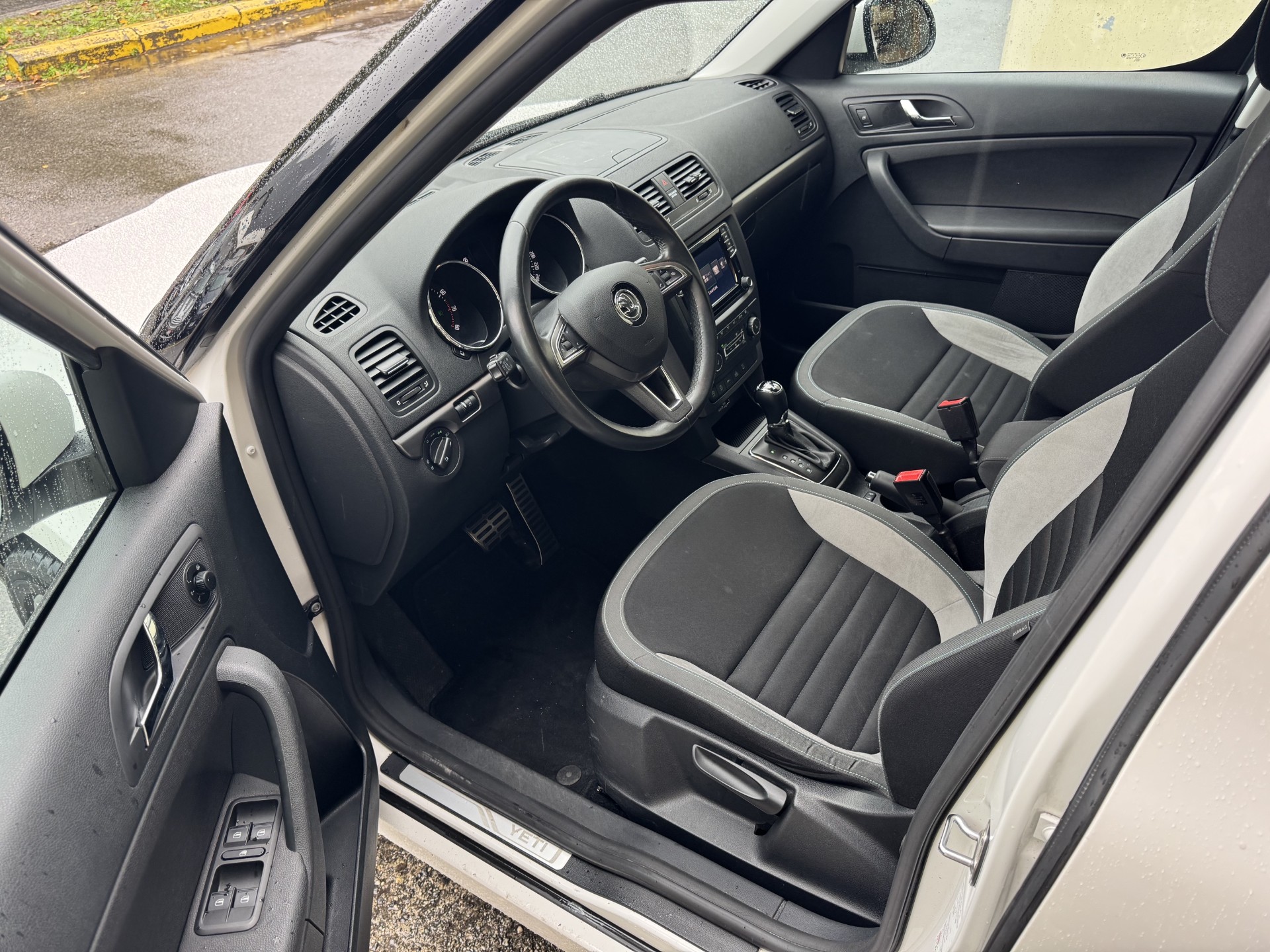 SKODA Yeti 1.4 TSI Ambition 4x4 DSG-image-7