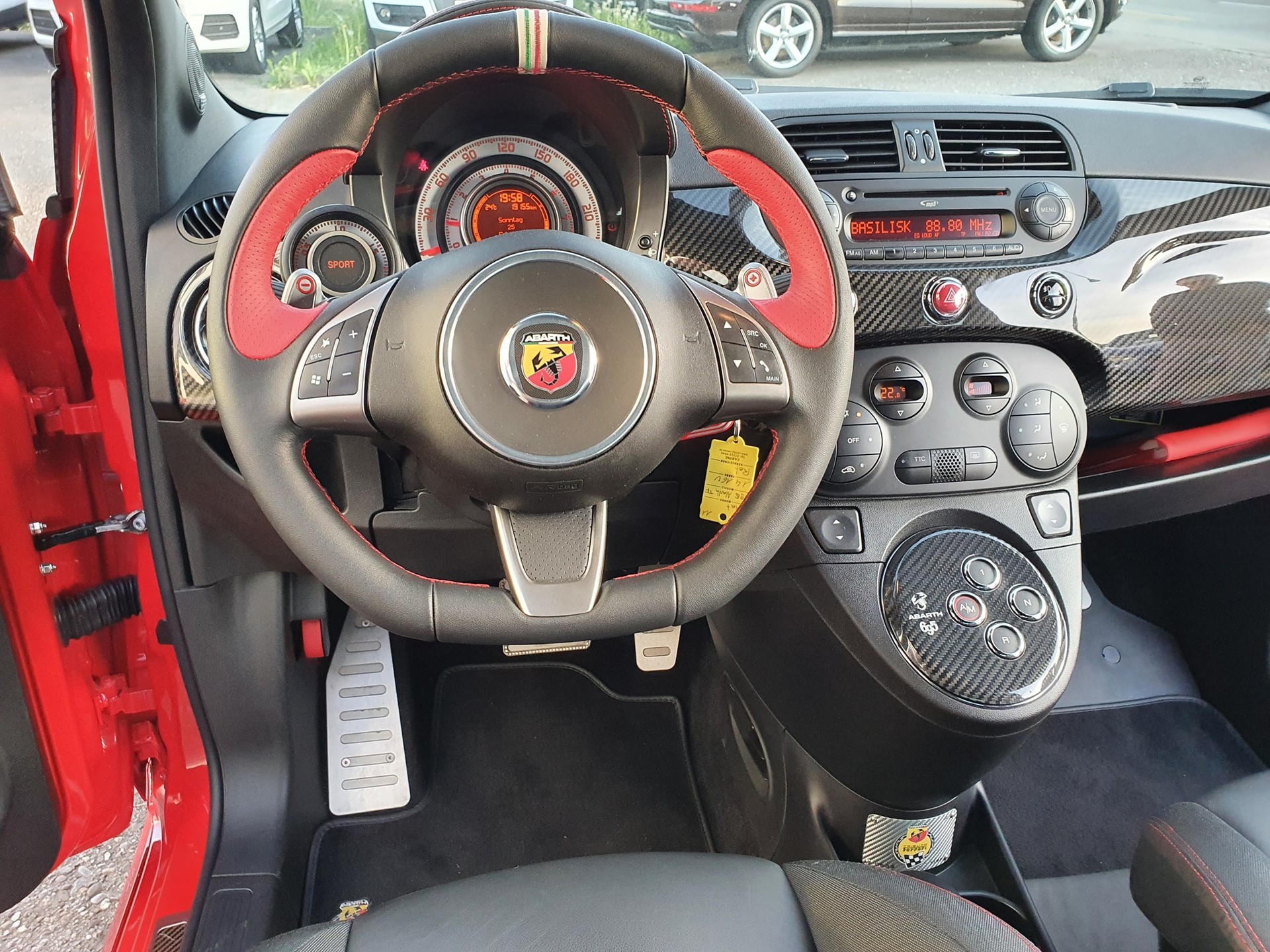 FIAT 695 1.4 16V Turbo Abarth Tributo Ferrari Dualogic No. 0633 / 1199-image-13