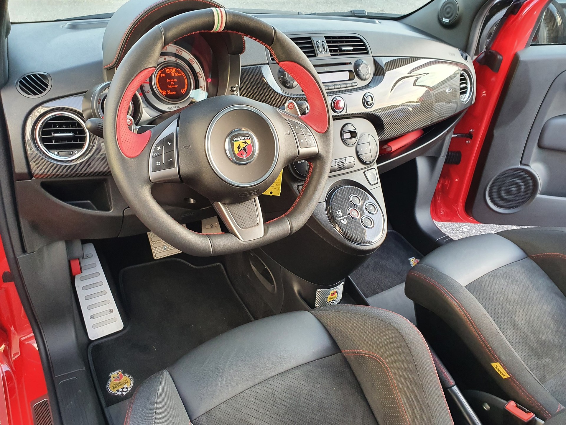 FIAT 695 1.4 16V Turbo Abarth Tributo Ferrari Dualogic No. 0633 / 1199-image-12