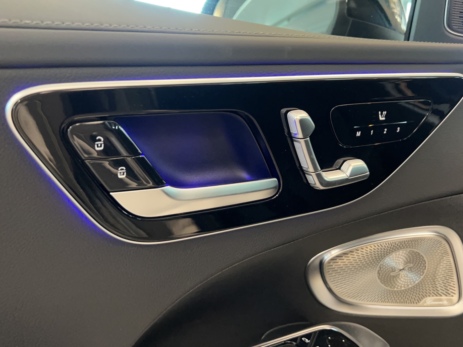 MERCEDES-BENZ C 300e 4 Matic-image-12