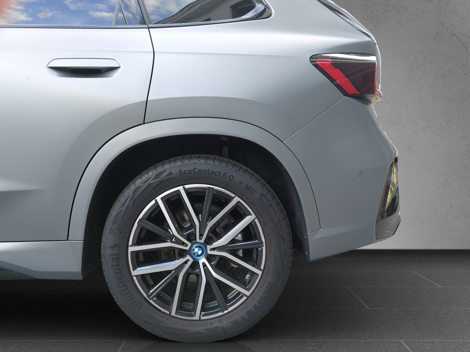 BMW iX1 xDrive 30 M Sport-image-12