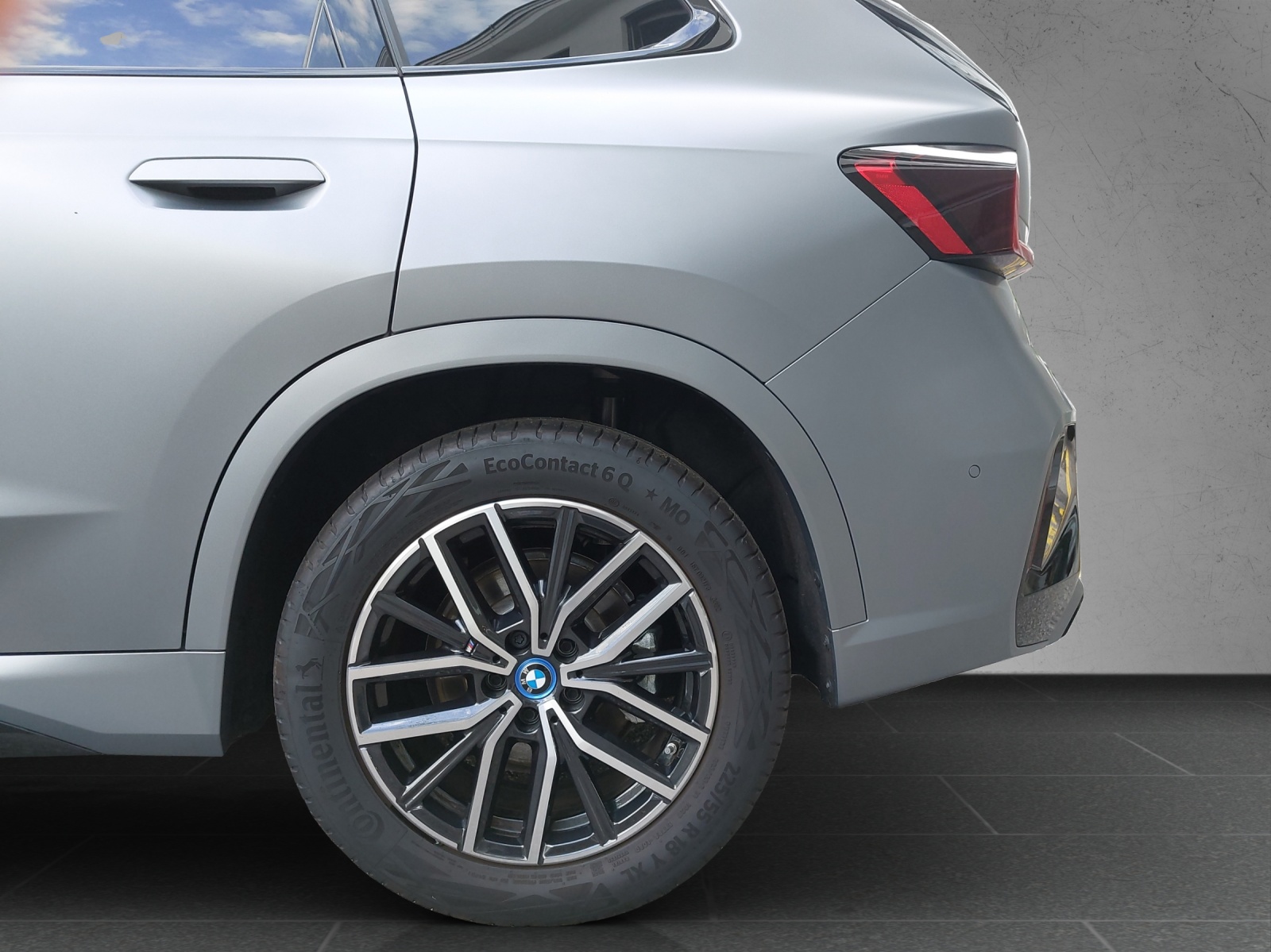BMW iX1 xDrive 30 M Sport-image-12