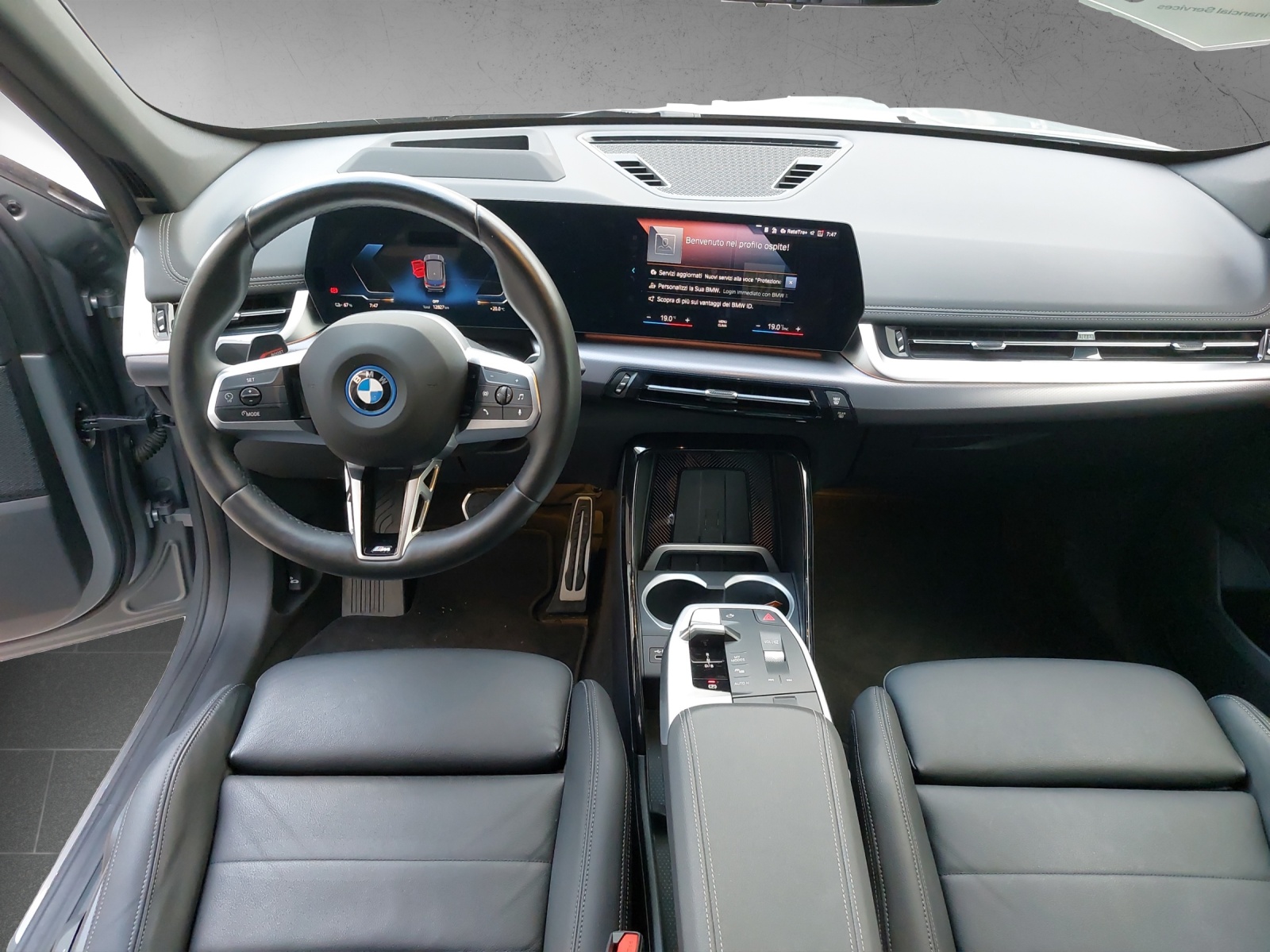 BMW iX1 xDrive 30 M Sport-image-14